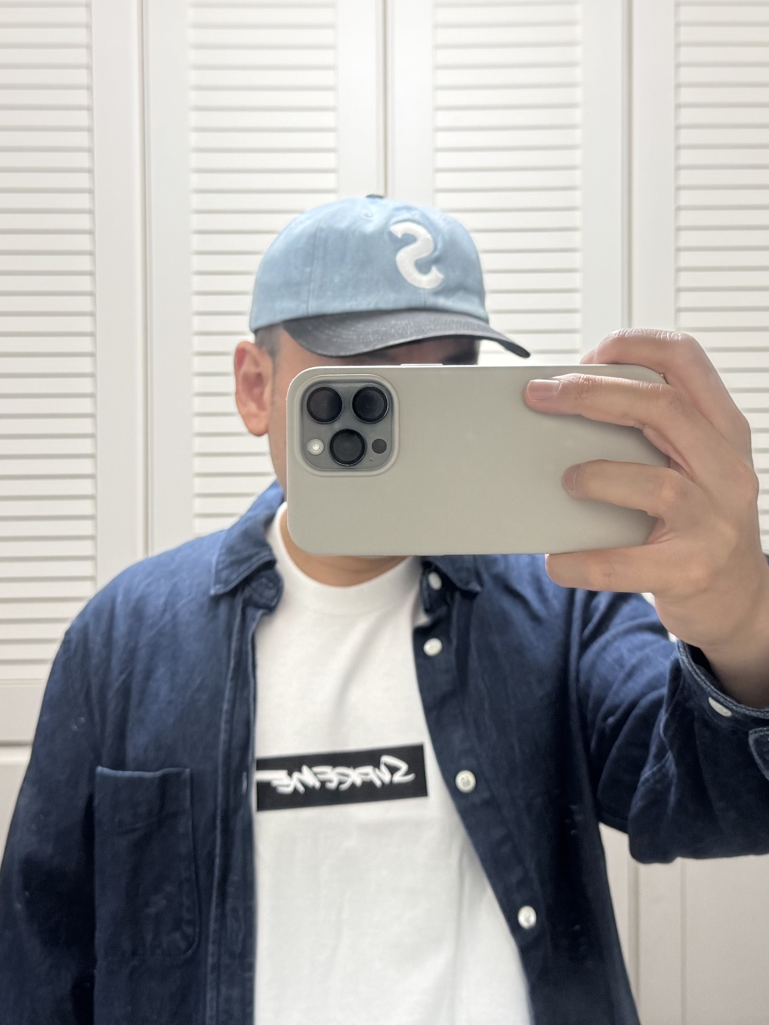 Supreme Pigment Coated 2-Tone S Logo 6-Panel Denim - 25FW, Supreme Futura Box Logo T-Shirt White - 24SS 착용 스타일