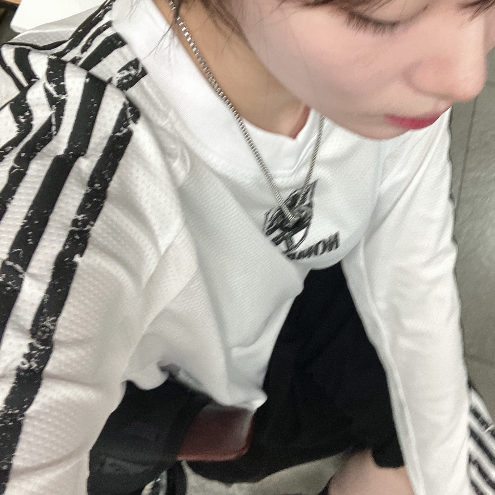 NOMANUAL Cracked Line Long Sleeve Uniform White, Adidas Adilette Clog Black White 착용 스타일 - 2