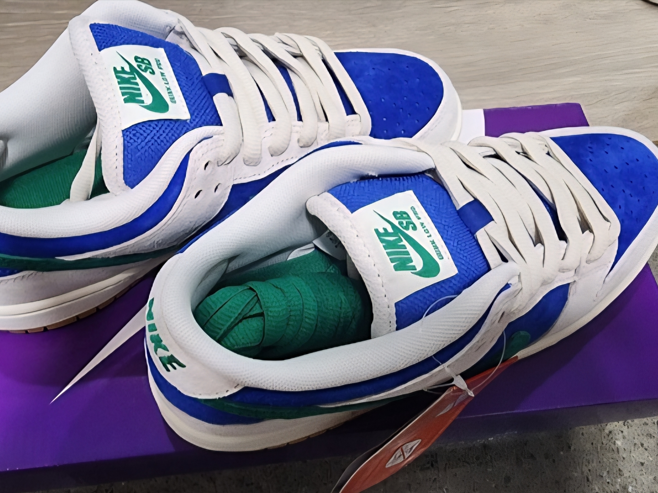Nike SB Dunk Low Pro Phantom and Hyper Royal 착용 스타일