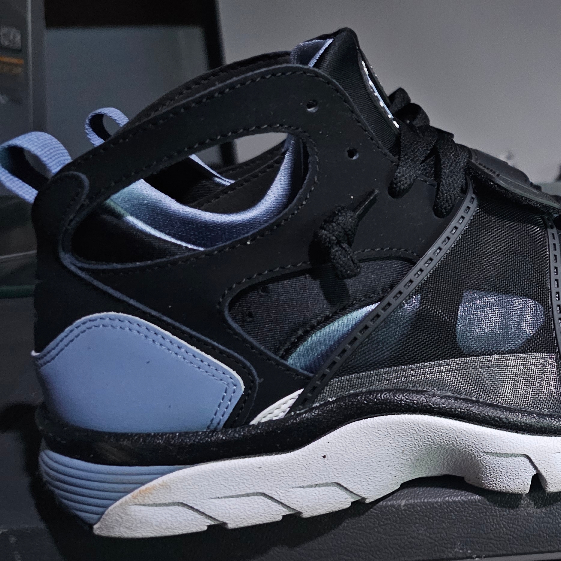 Nike Air Trainer Huarache Black and Cool Blue 착용 스타일 - 1