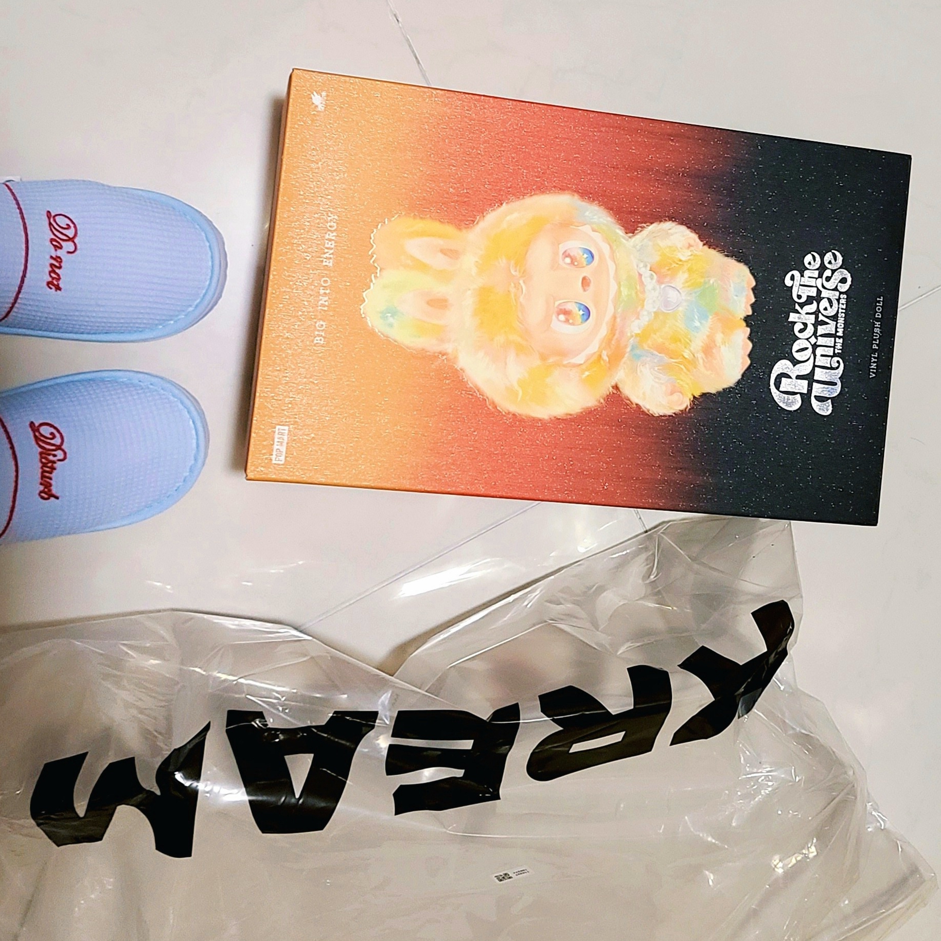 Pop Mart Labubu The Monsters Big Into Energy Series-Rock The Universe Vinyl Plush Doll, Starbucks Room Shoes Sky Blue 착용 스타일 - 2