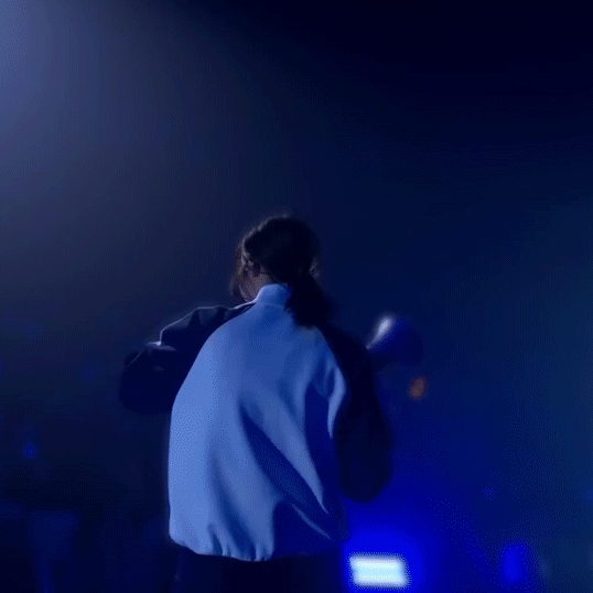 [QWER] OFFICIAL LIGHT STICK FULL SET, [QWER] OFFICIAL LIGHT STICK CRADLE SET 착용 스타일