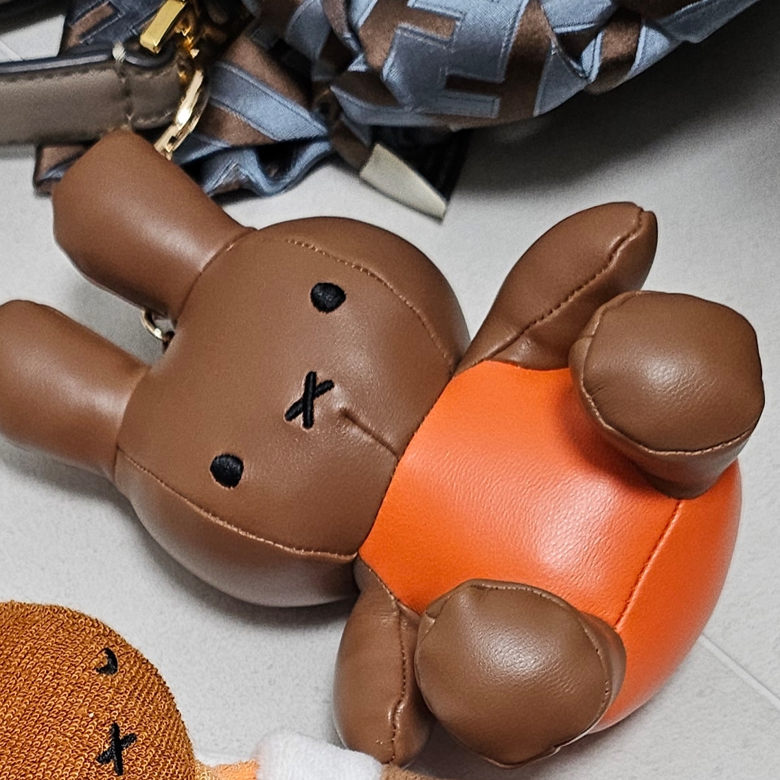 Many a Little Pu Miffy Key Ring Brown 착용 스타일 - 2