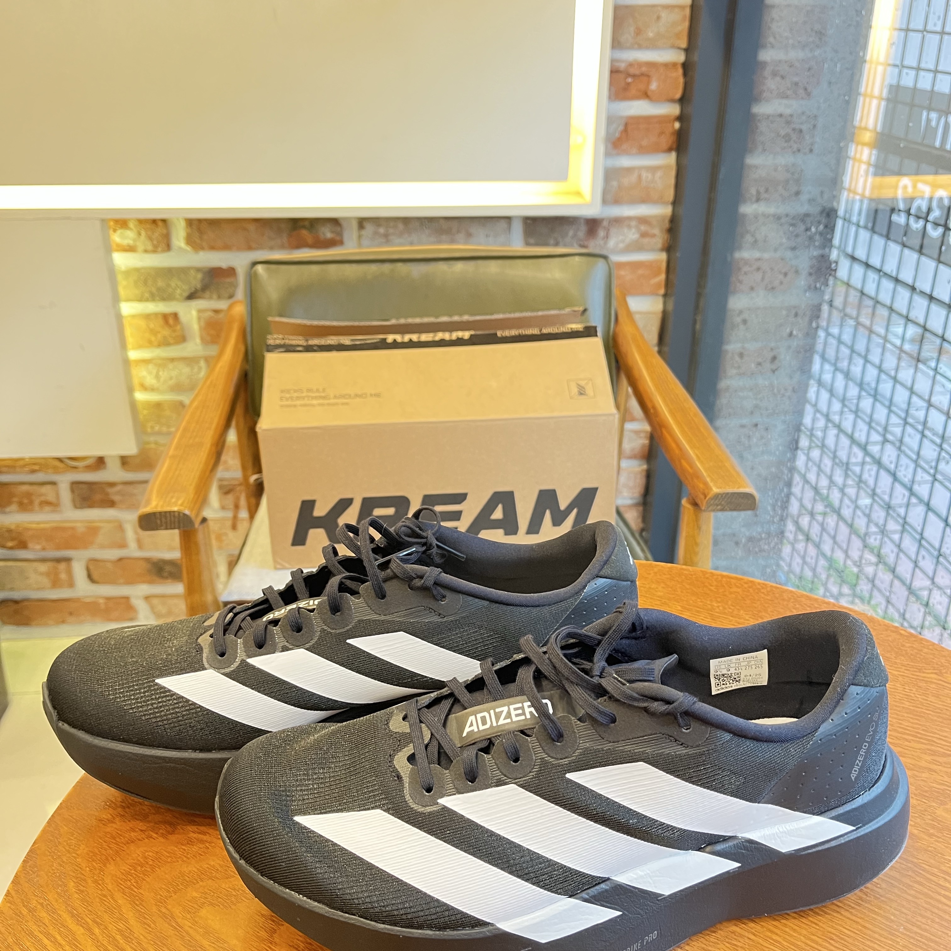 Adidas Adizero EVO SL Core Black Cloud White 착용 스타일 - 2