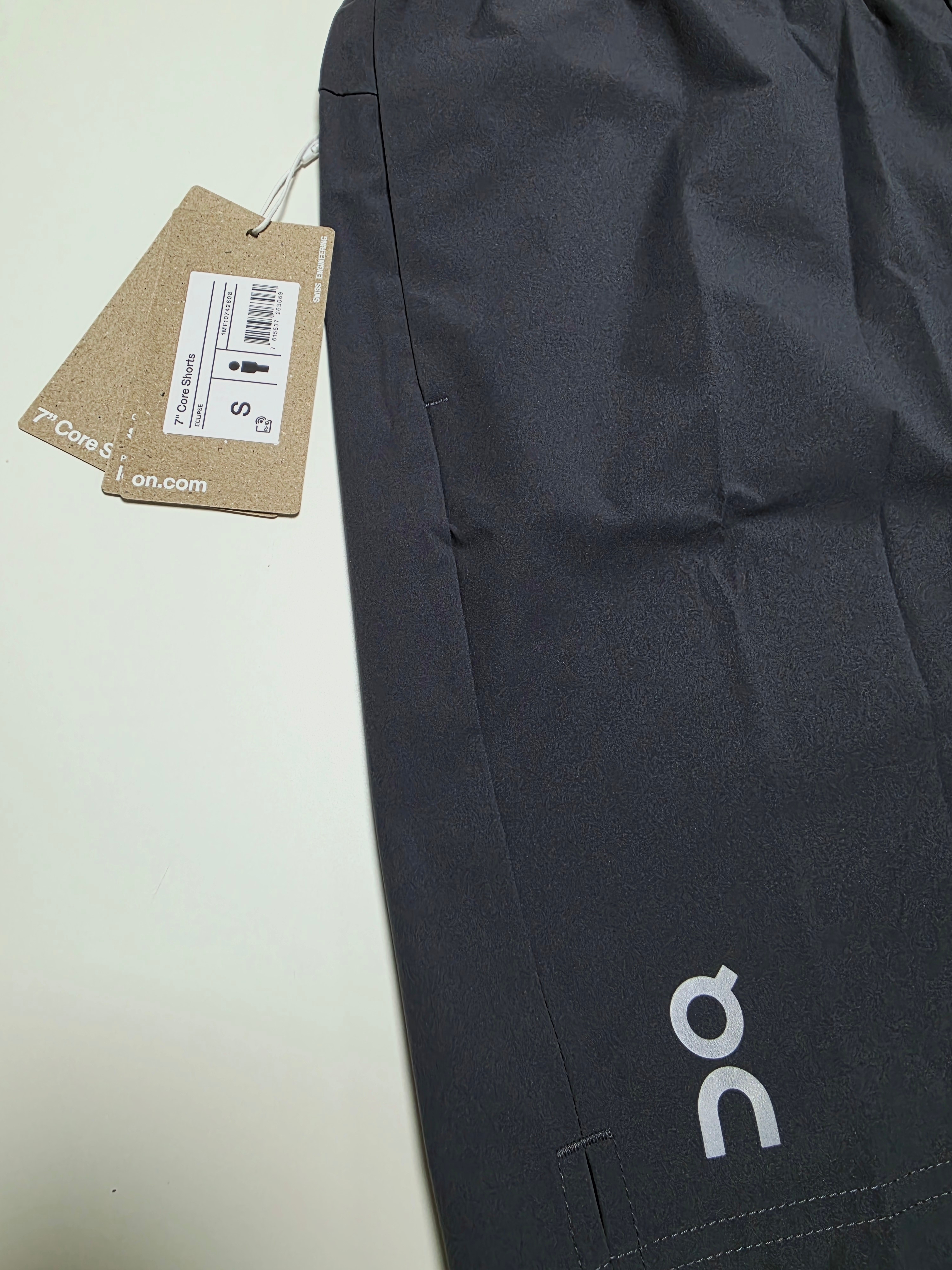 On Running 7" Core Shorts Black 착용 스타일