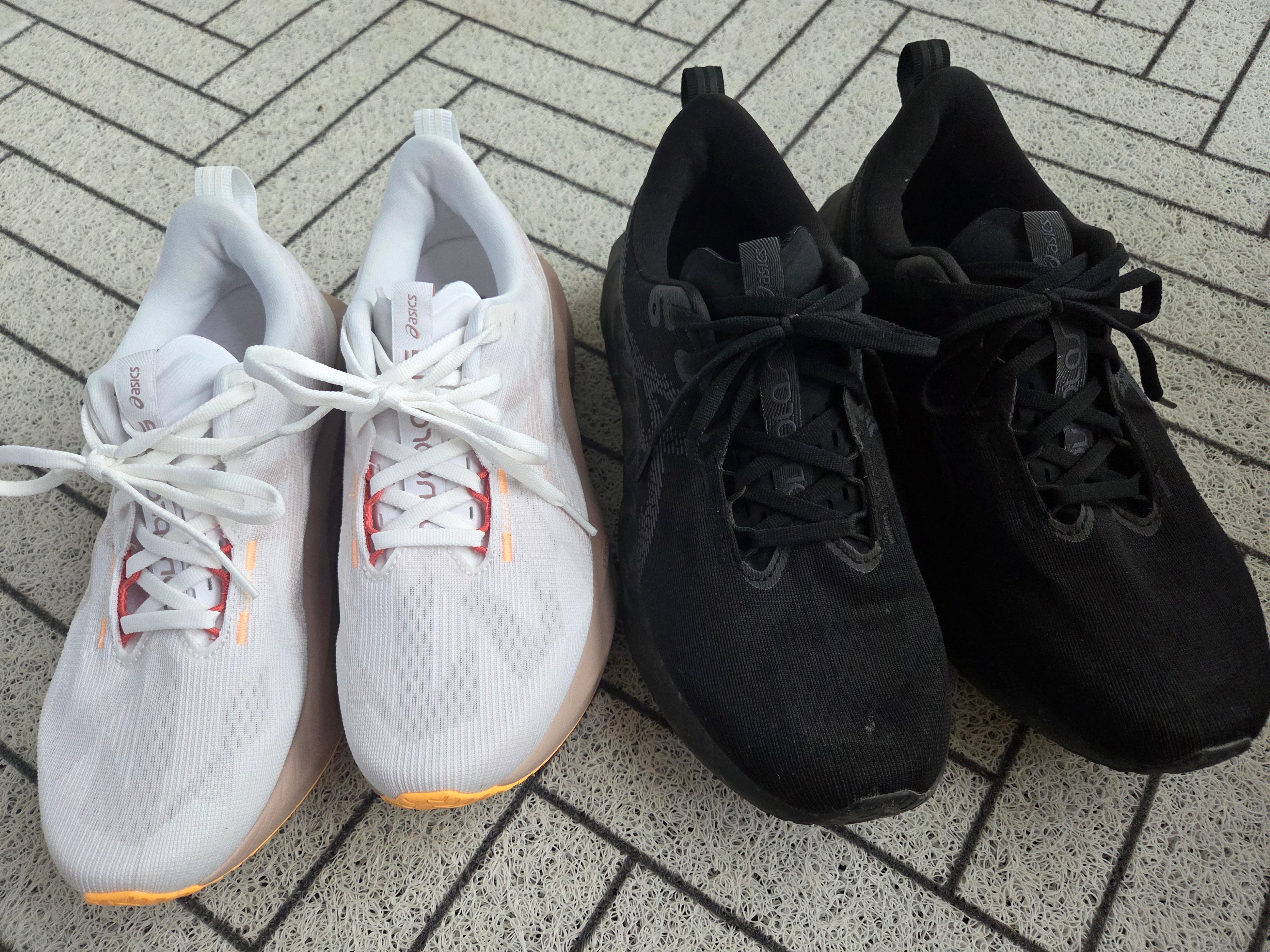 (W) Asics Novablast 5 White Fawn - D Wide, Asics Novablast 5 Black Carrier Grey - 2E Wide 착용 스타일 - 2