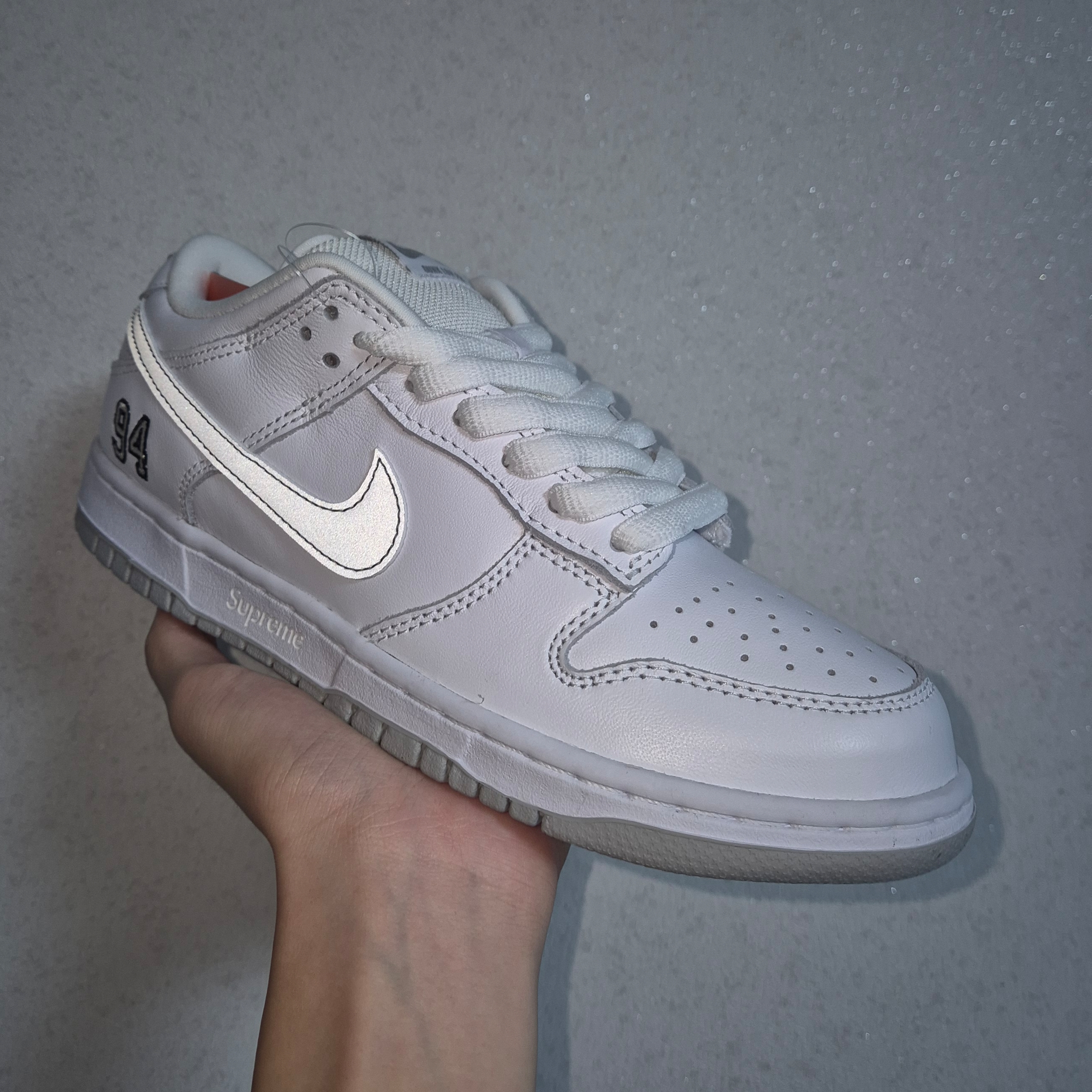 Nike x Supreme SB Dunk Low White 착용 스타일 - 1