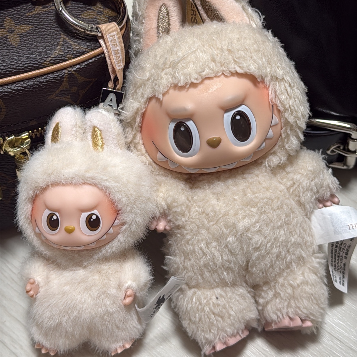 Pop Mart Labubu The Monsters Pin For Love Series Vinyl Plush Pendant (A-M) A (Opened Case) 착용 스타일