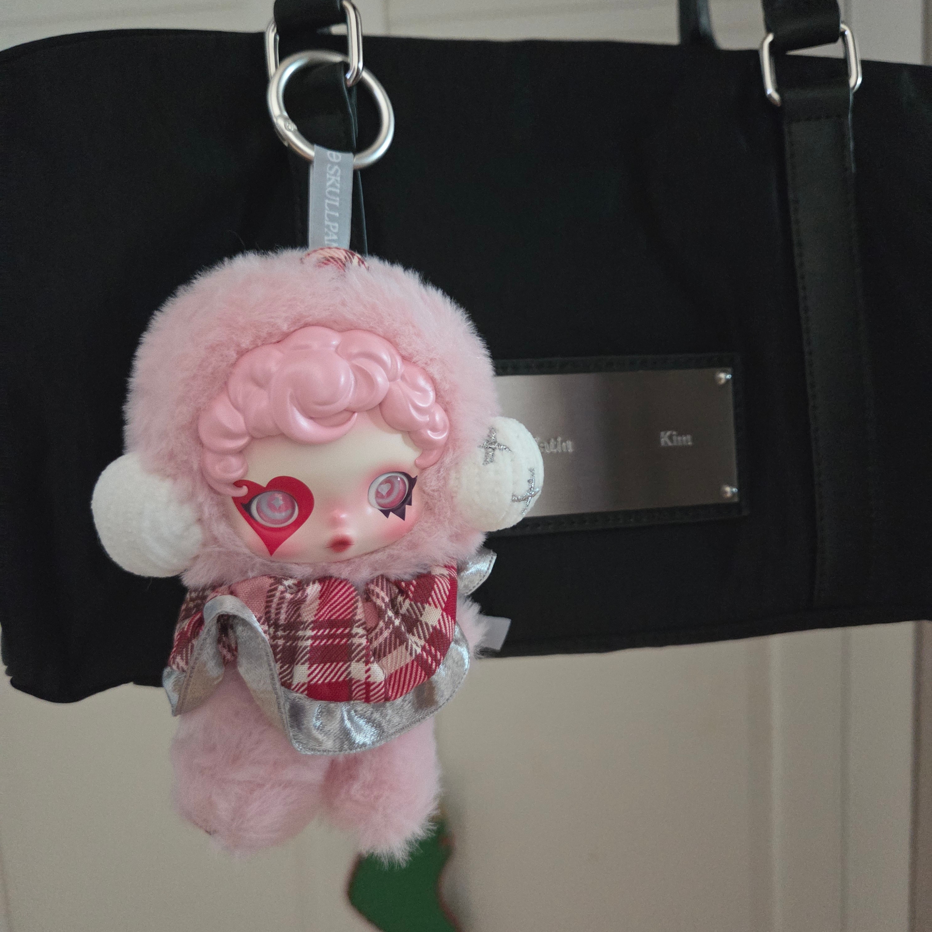 Pop Mart Skullpanda Winter Symphony Series Keyring Rhapsody (Opened Case) 착용 스타일