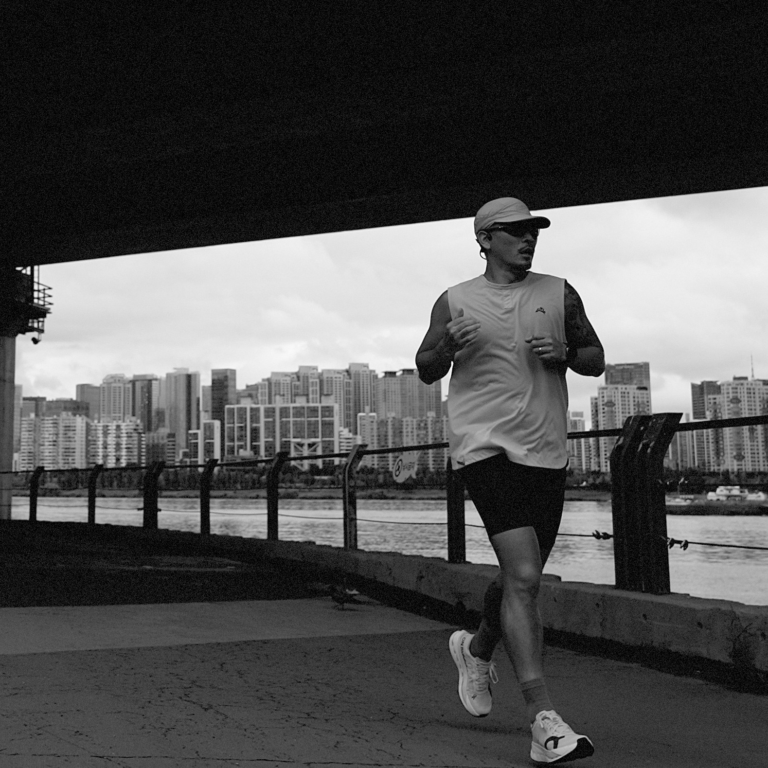 On Running Cloudultra Pro Pearl Lychee, Oakley Eye Jacket Redux Matte Black Frame Prizm Grey Lenses High Bridge Fit 착용 스타일