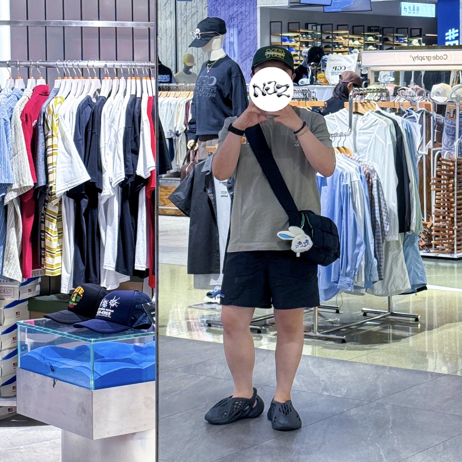 Adidas Yeezy Foam RNNR Onyx, NewJeans Tokki Merchandise Fluffy Keyring White 착용 스타일