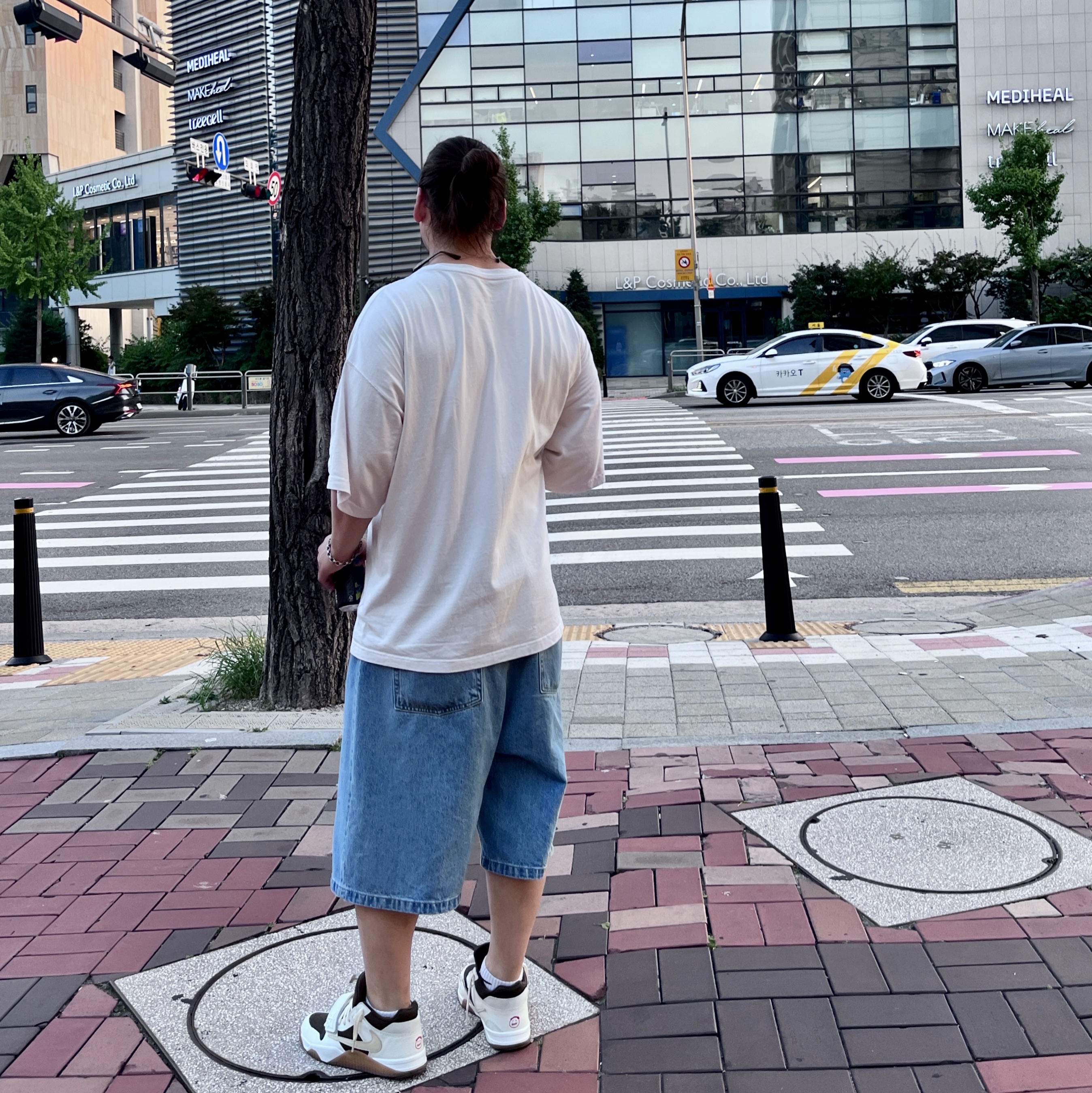 Jordan x Travis Scott Jumpman Jack TR Sail and Dark Mocha 착용 스타일 - 2