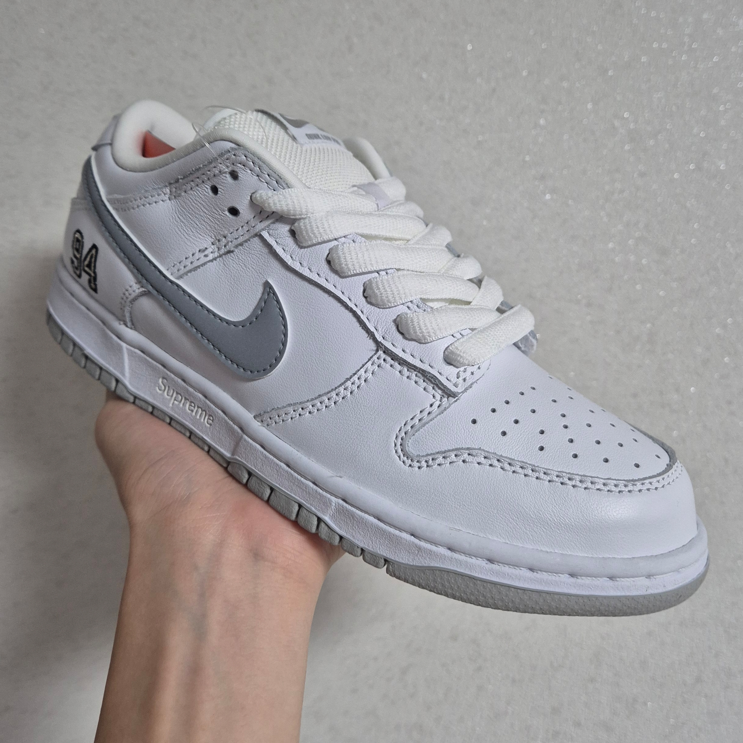 Nike x Supreme SB Dunk Low White 착용 스타일 - 2