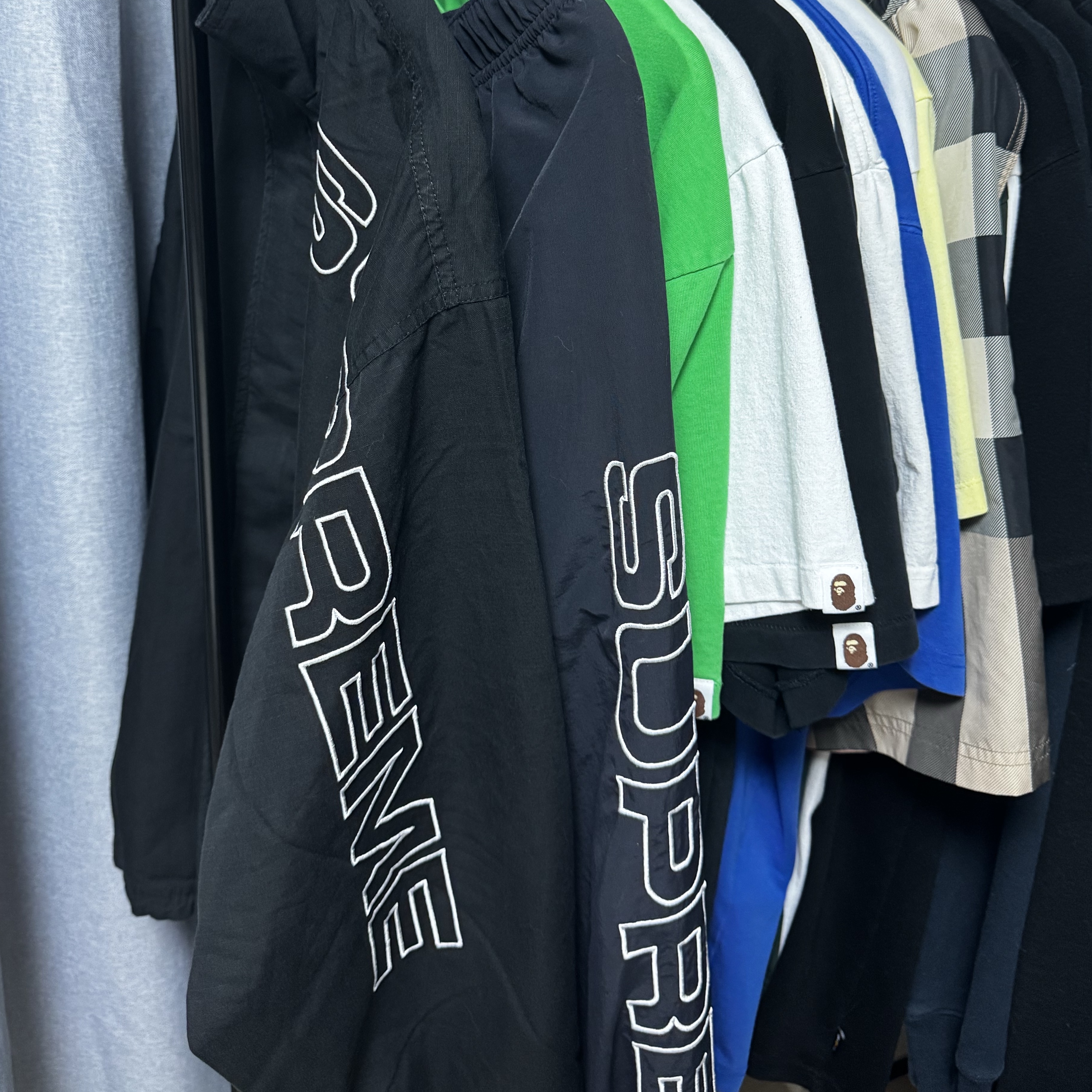 Supreme Spellout Embroidered Ripstop Track Jacket Black - 25FW, Supreme Spellout Embroidered Track Pants Black - 23FW 착용 스타일