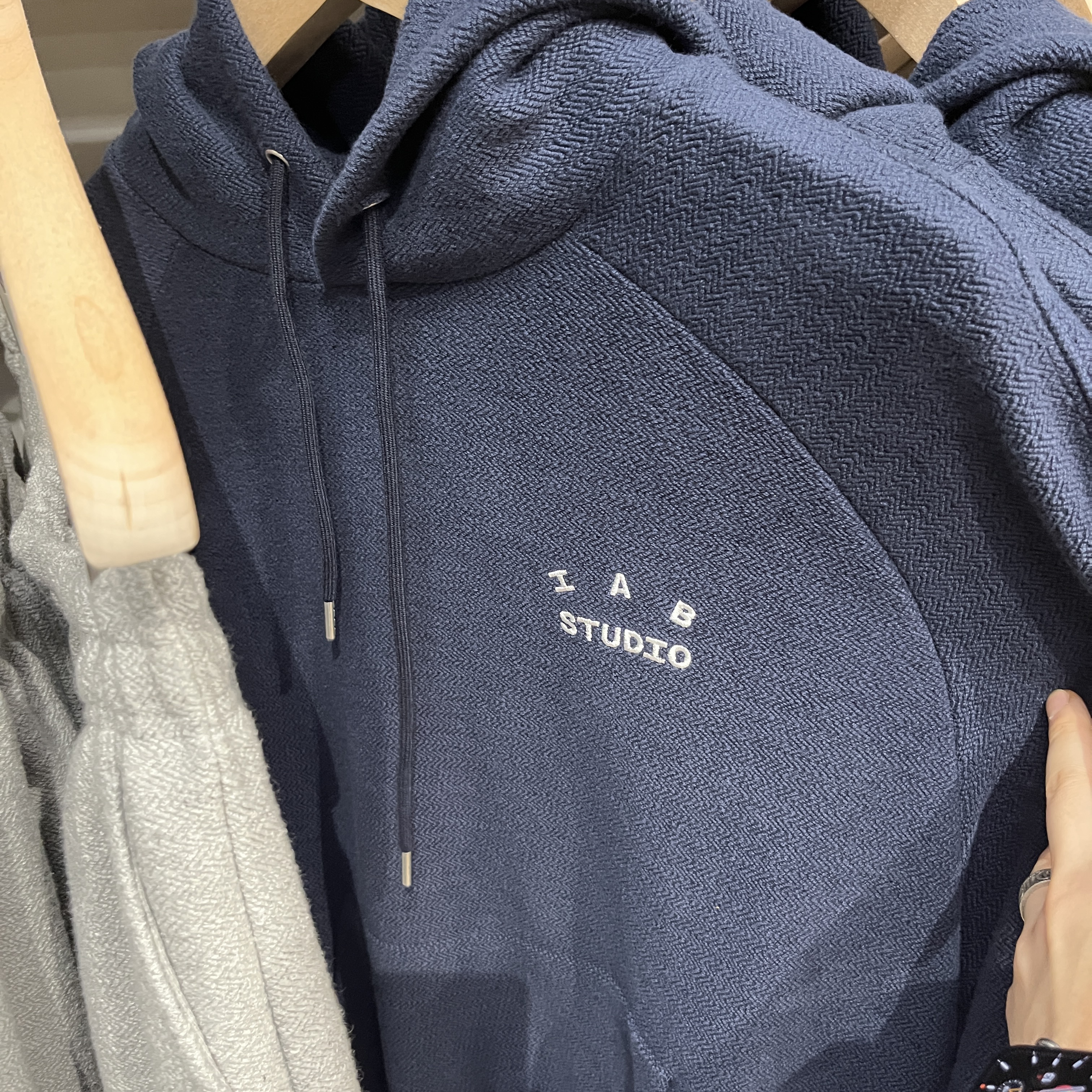 IAB Studio Herringbone Hoodie Navy White 착용 스타일