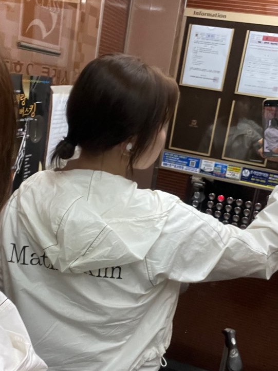 (W) Matin Kim Matin Crop Hoody Coating Jumper Ivory 착용 스타일