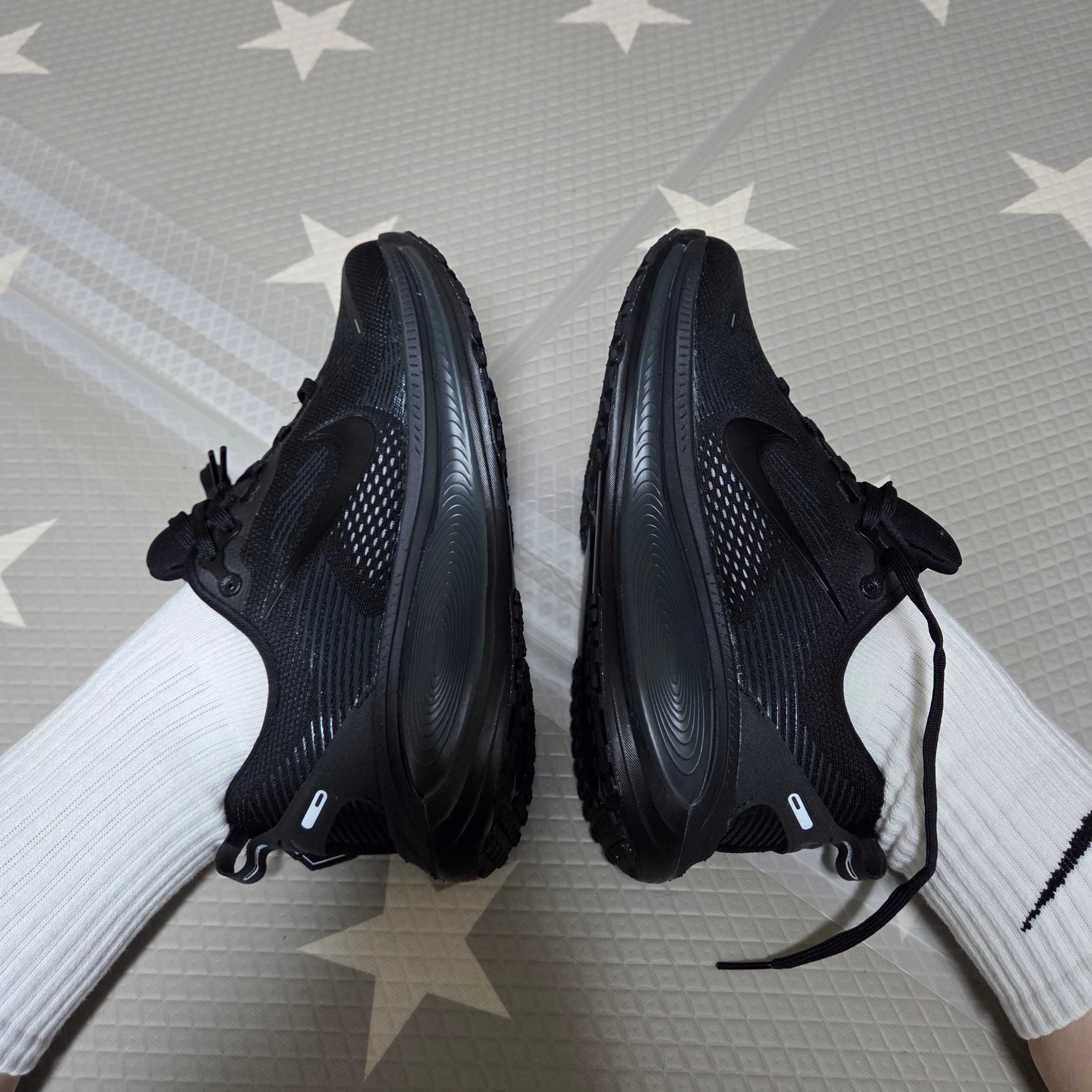 Nike Vomero 18 Black Dark Smoke Grey 착용 스타일