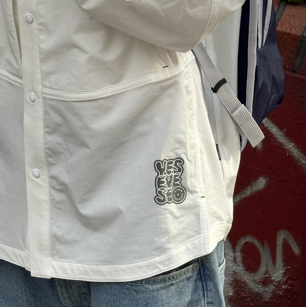 YESEYESEE® x HIKER WORKSHOP® Hiking Shirt Off White, YESEYESEE Basal 5 Pockets Denim Shorts Bleached Indigo 착용 스타일 - 3