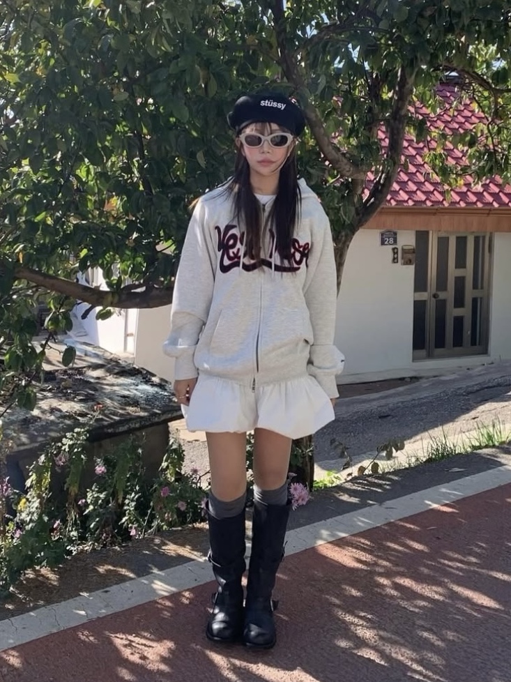 YESEYESEE Y.E.S Snail Logo Zip-up Hoodie Light Grey 착용 스타일