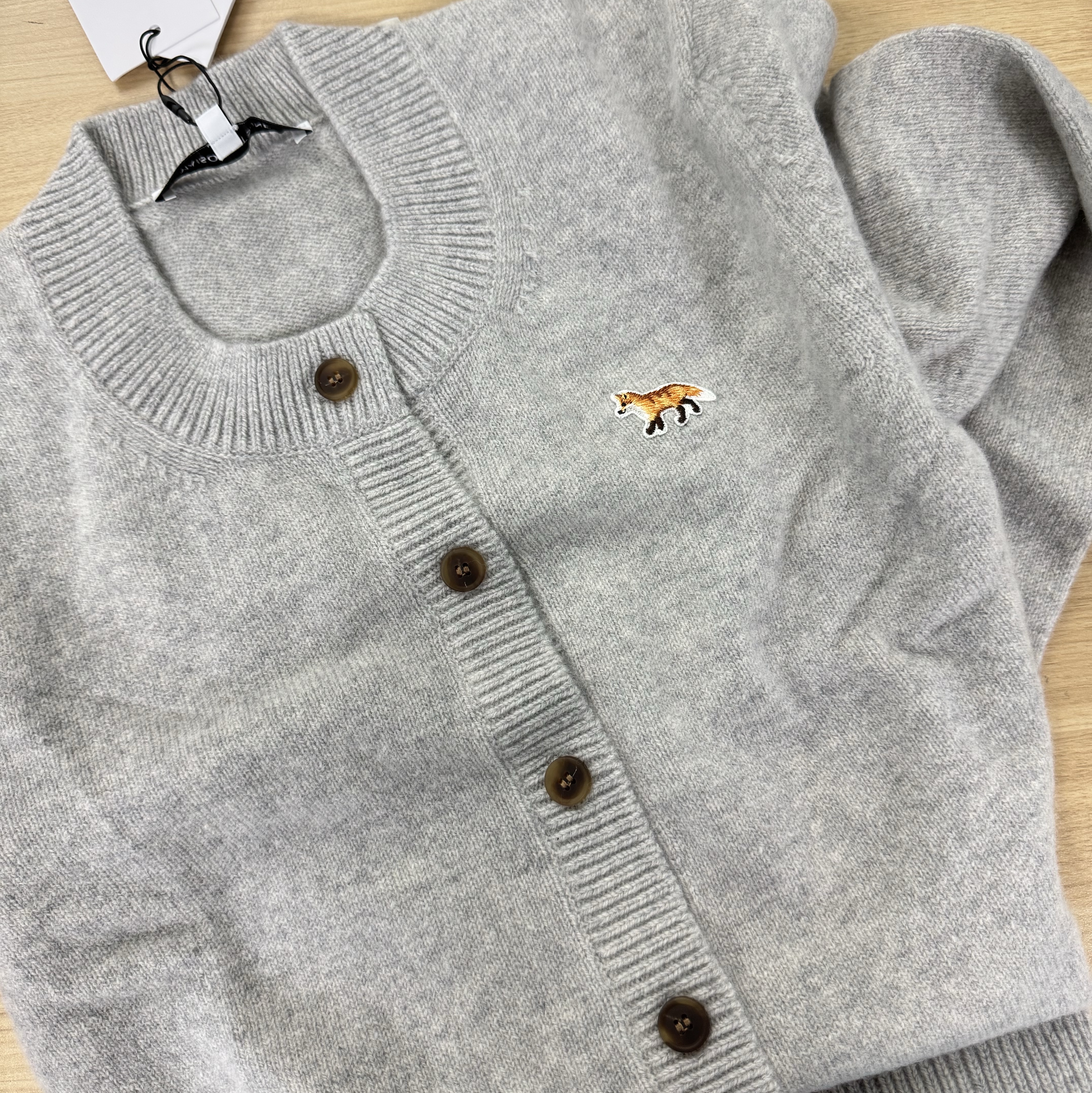 (W) Maison Kitsune Baby Fox Patch Fitted Cardigan Light Grey Melange 착용 스타일