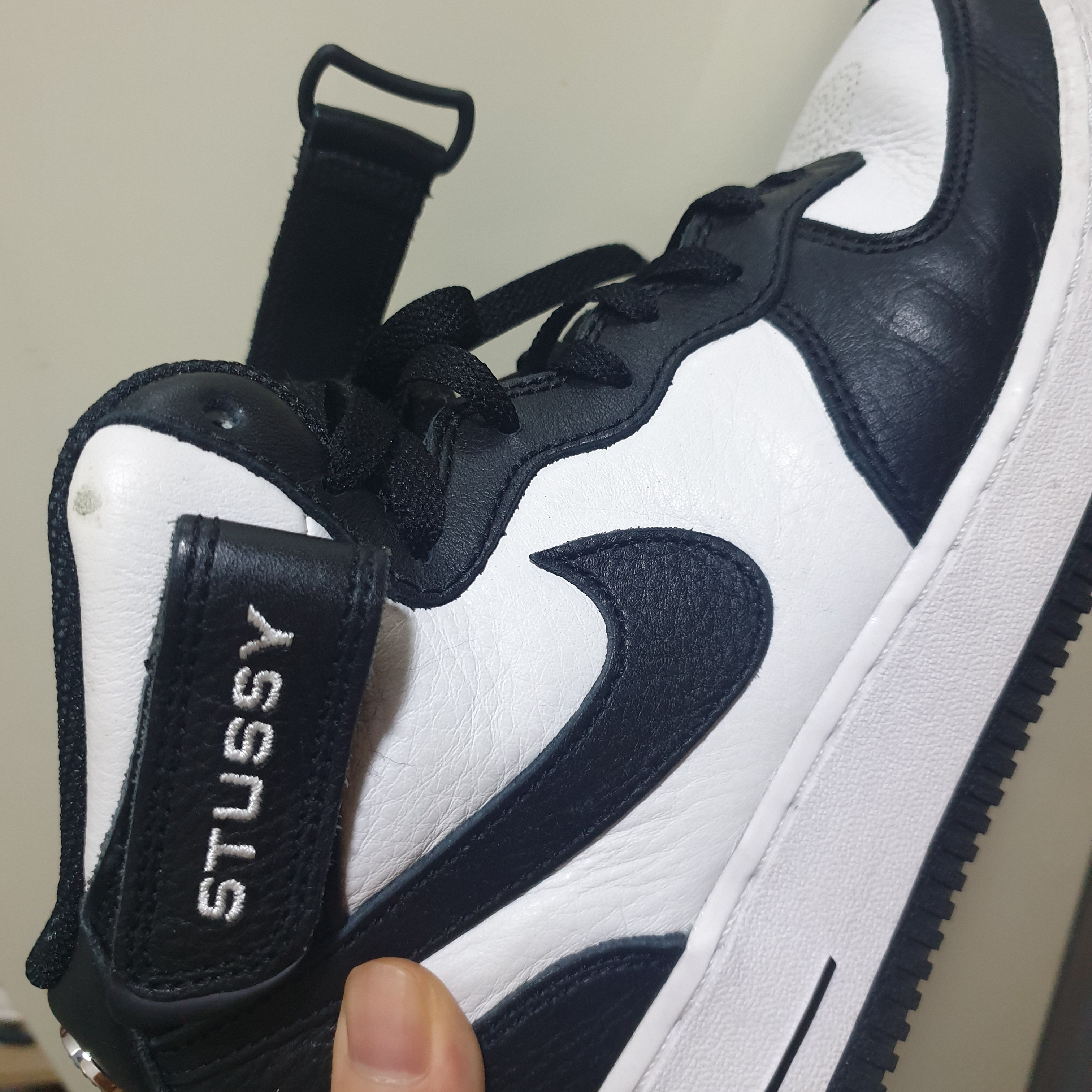 Nike x Stussy Air Force 1 '07 Mid SP Black and Light Bone 착용 스타일