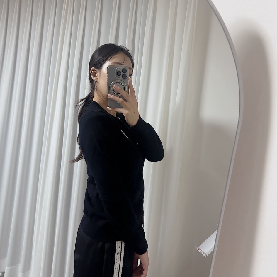 (W) Play Comme des Garcons White Heart Knit Cardigan Black 착용 스타일 - 2