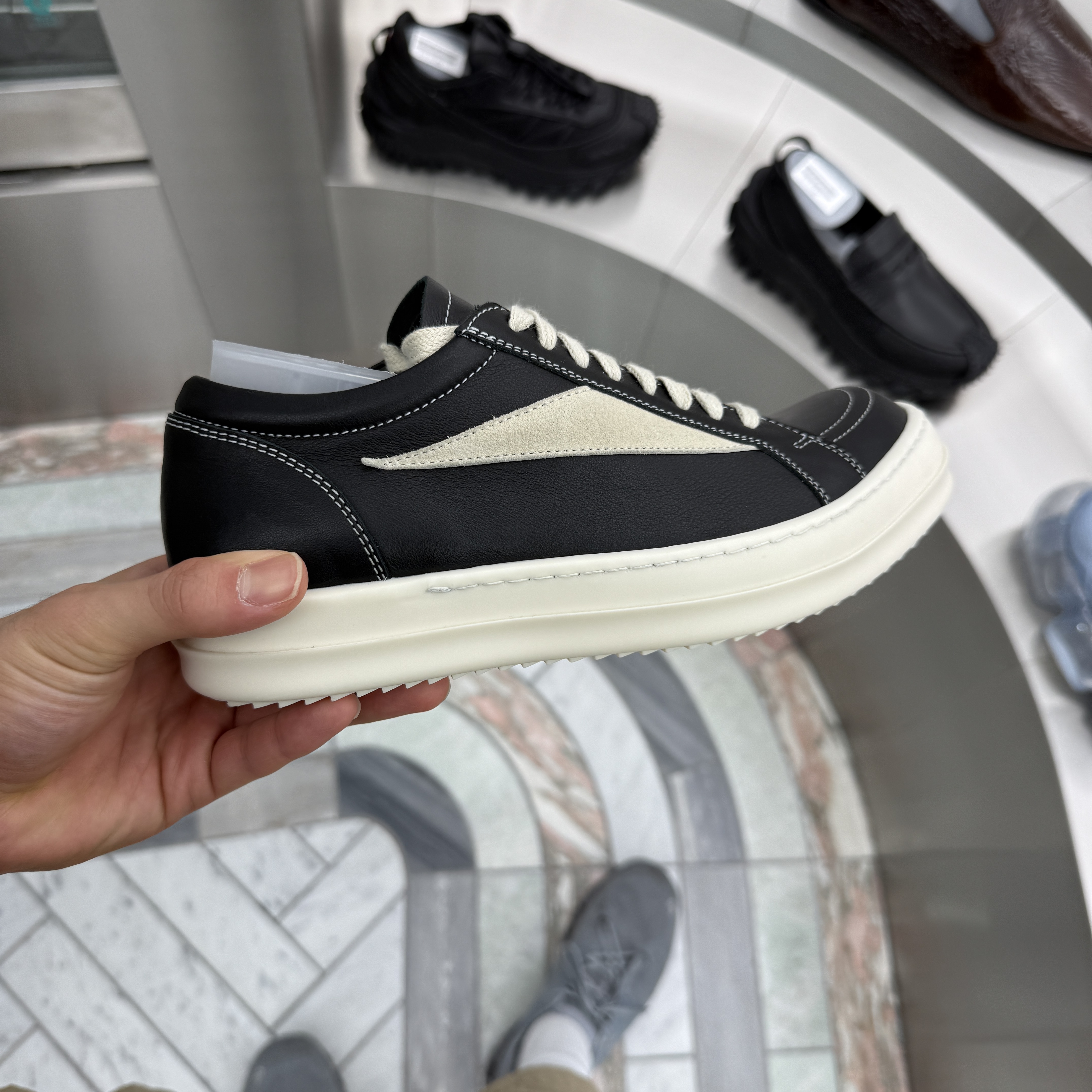 Rick Owens Drkshdw Vintage Sneakers Black Milk 착용 스타일