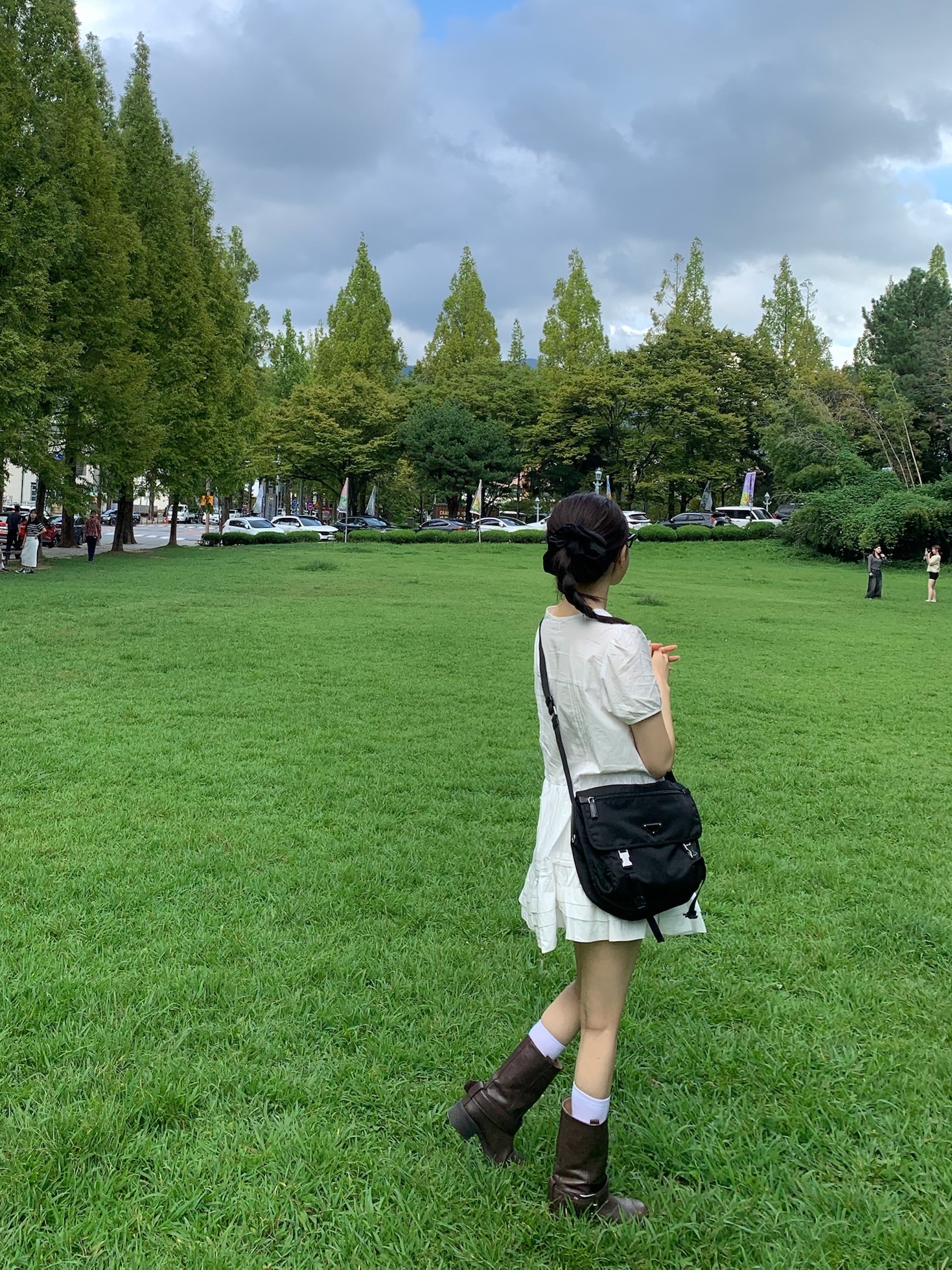 Prada Tessuto Nylon Massenger Bag Black 착용 스타일