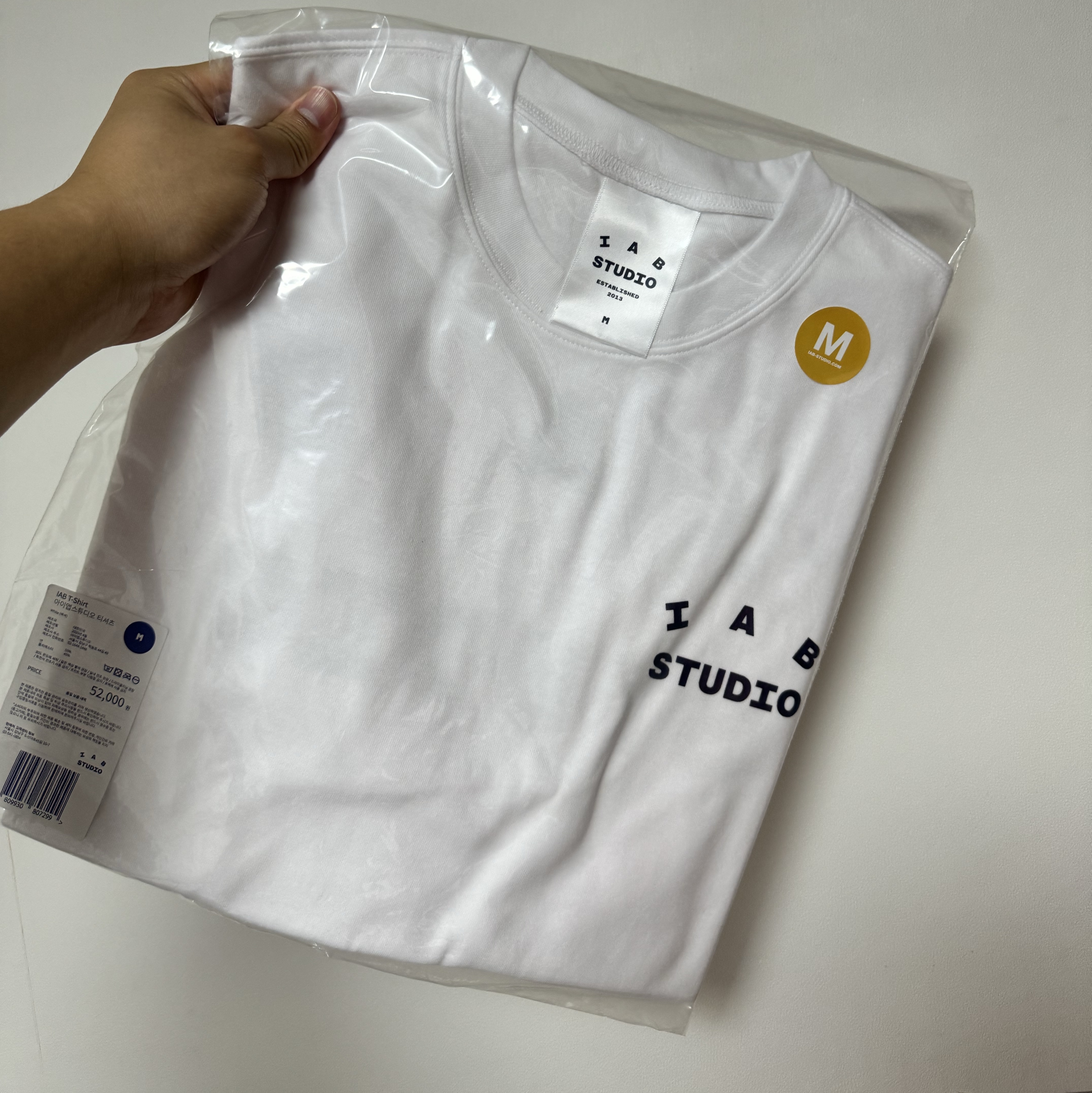 IAB Studio T-Shirt White Navy 착용 스타일