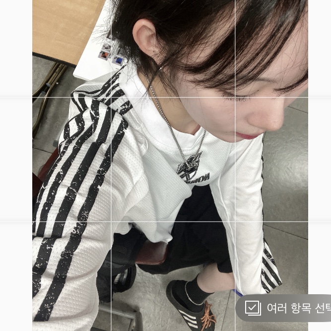 NOMANUAL Cracked Line Long Sleeve Uniform White, Adidas Adilette Clog Black White 착용 스타일 - 1