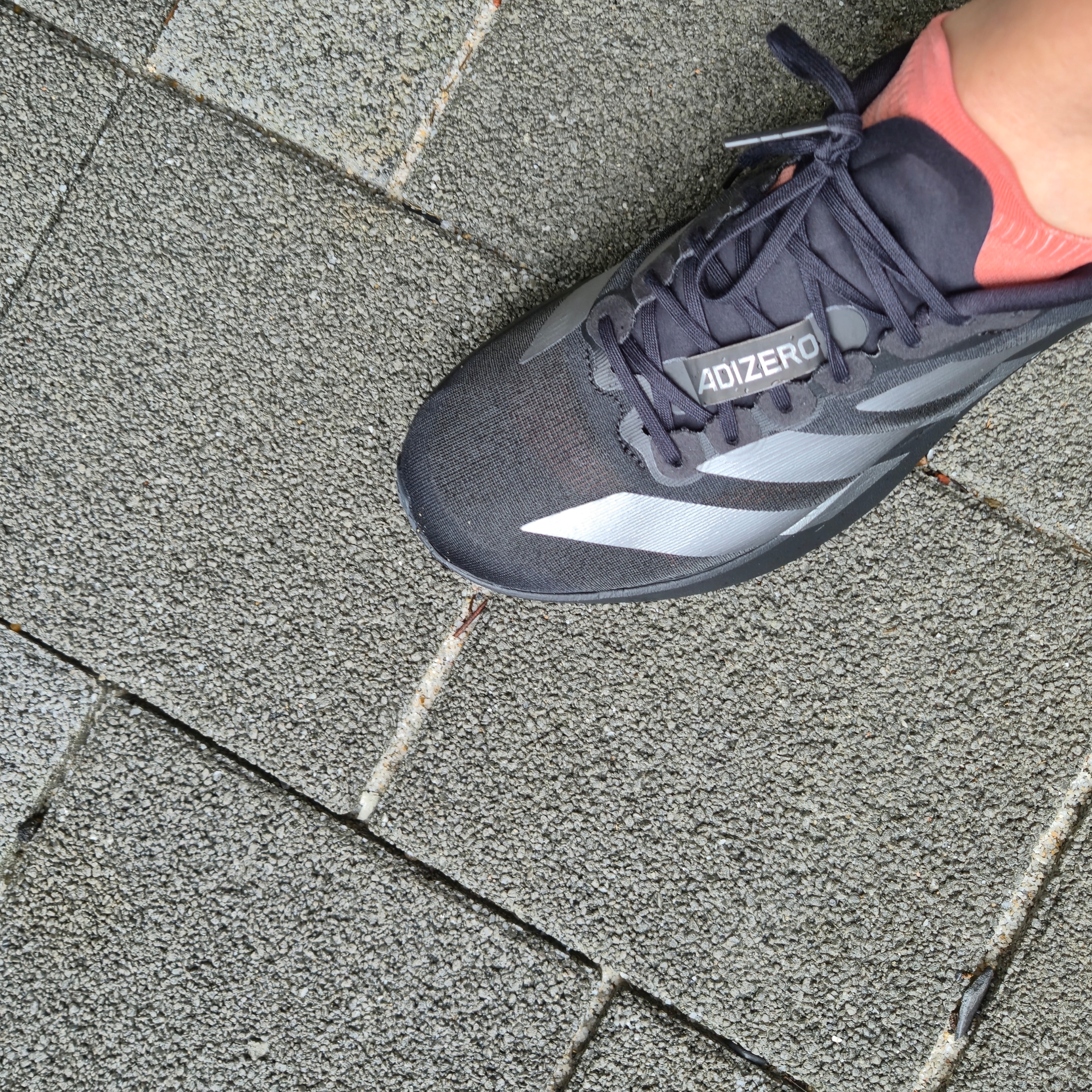 Adidas Adizero EVO SL Core Black Iron Metallic 착용 스타일 - 3