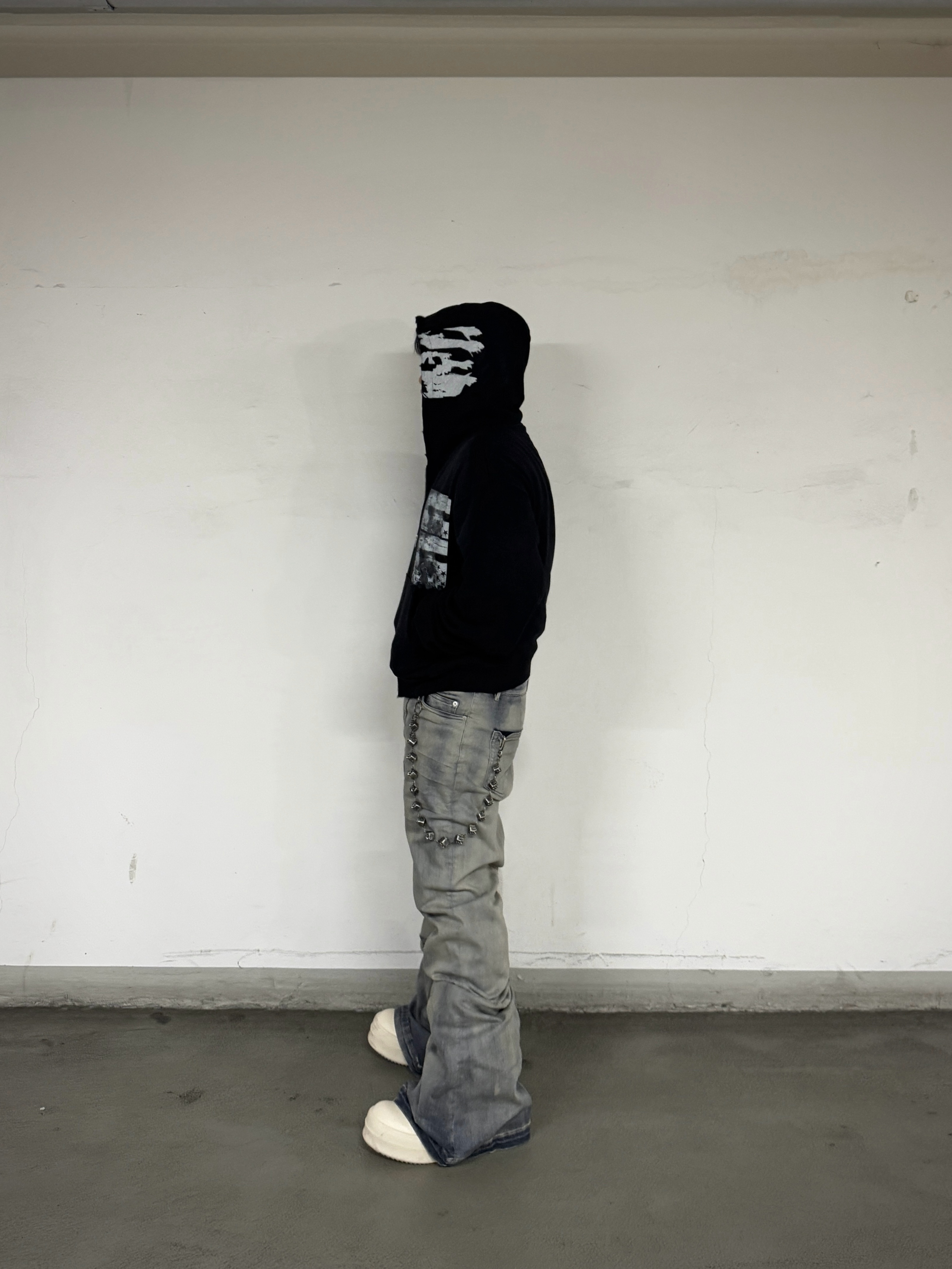 ROARINGRAD Washed Hoodie Zip-up Black, Rick Owens Porterville Bolan Bootcut in Sky Stretch Denim 착용 스타일