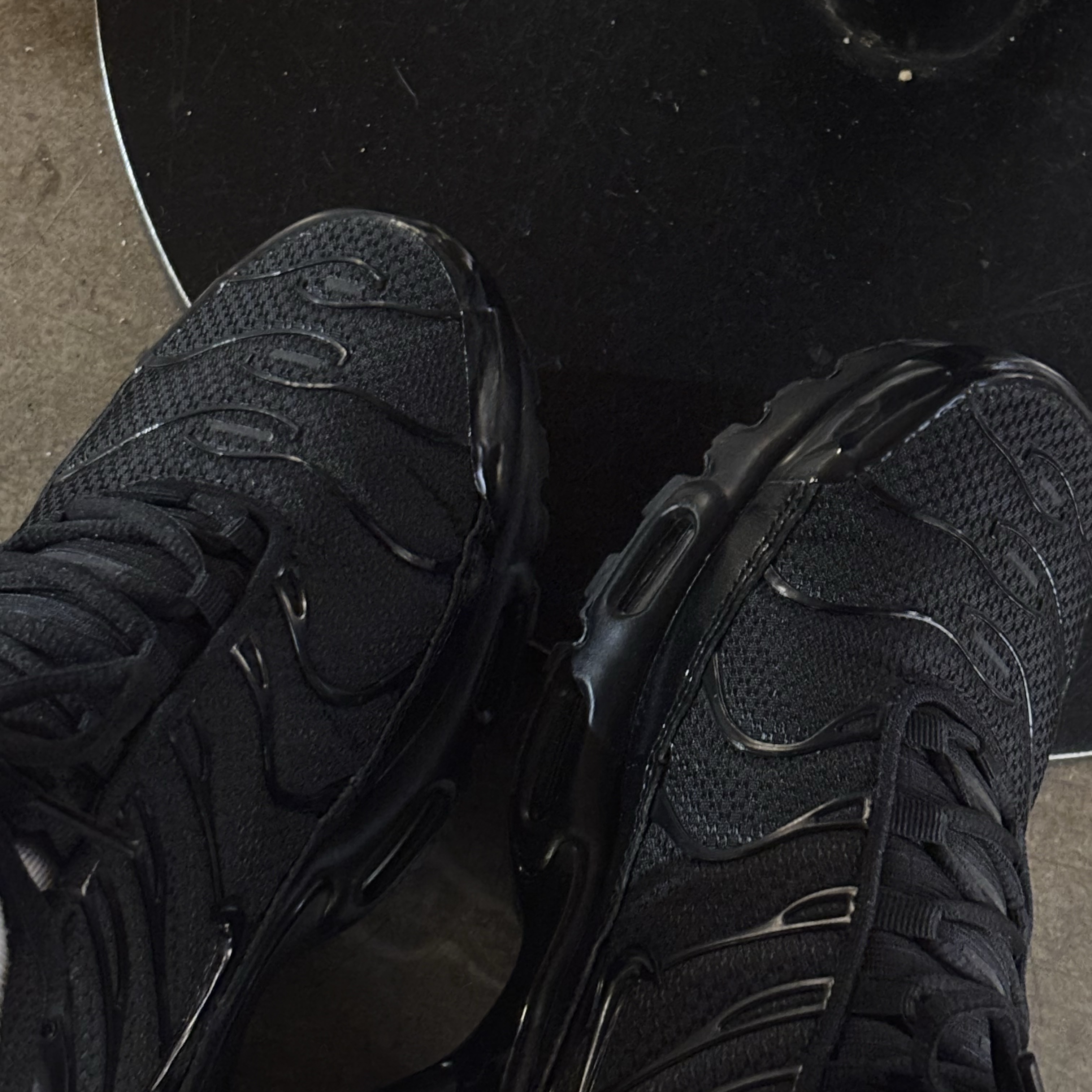 Nike Air Max Plus Triple Black 착용 스타일
