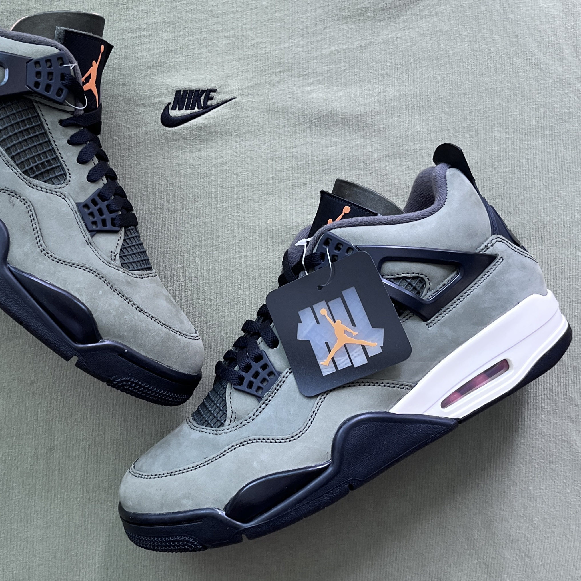 Lego Disney WALL-E and EVE, Jordan 4 x Undefeated Retro OG SP Deep Green and Clementine 착용 스타일 - 2