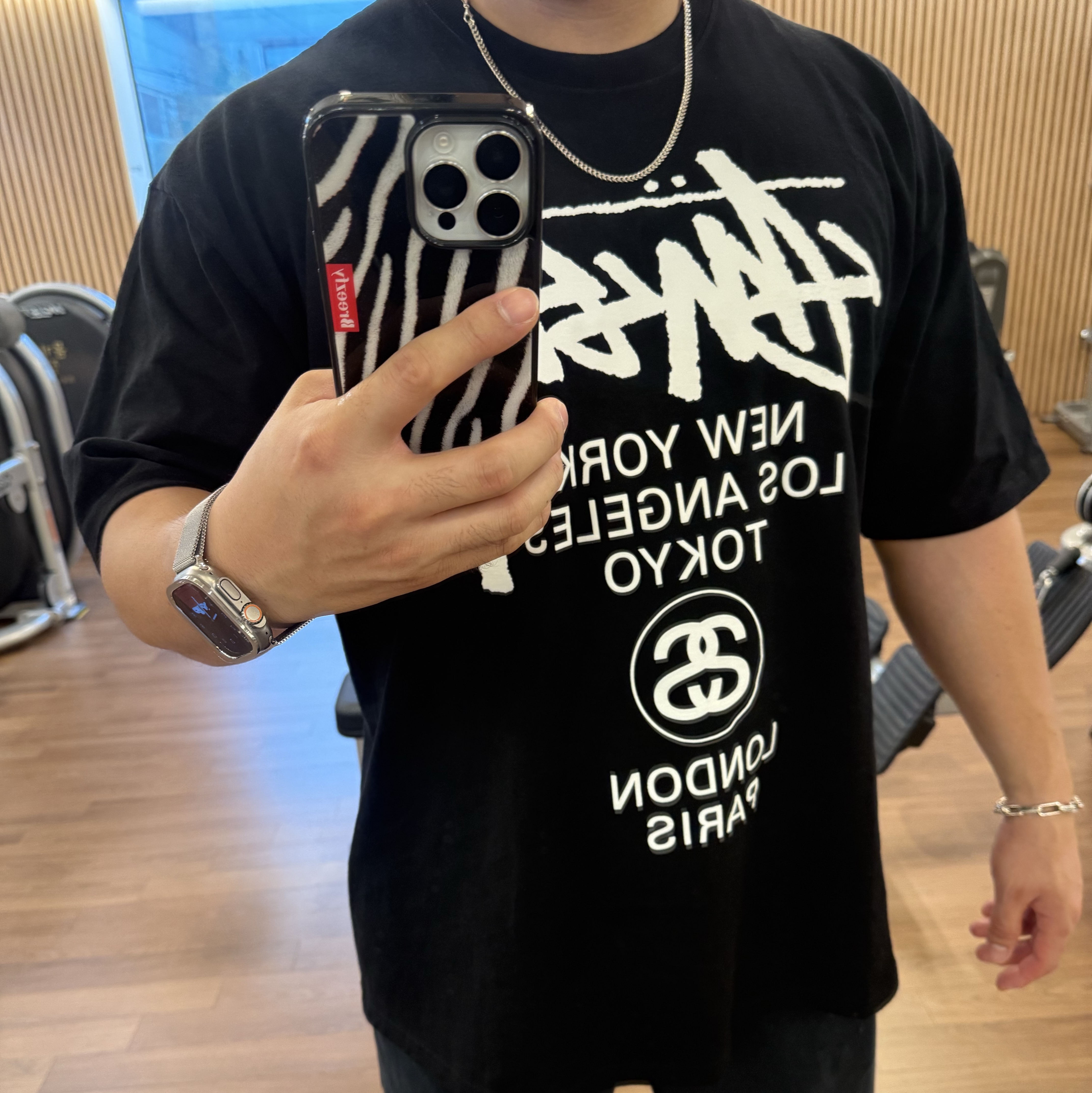 Stussy World Tour T-Shirt Black 2024,2025 착용 스타일
