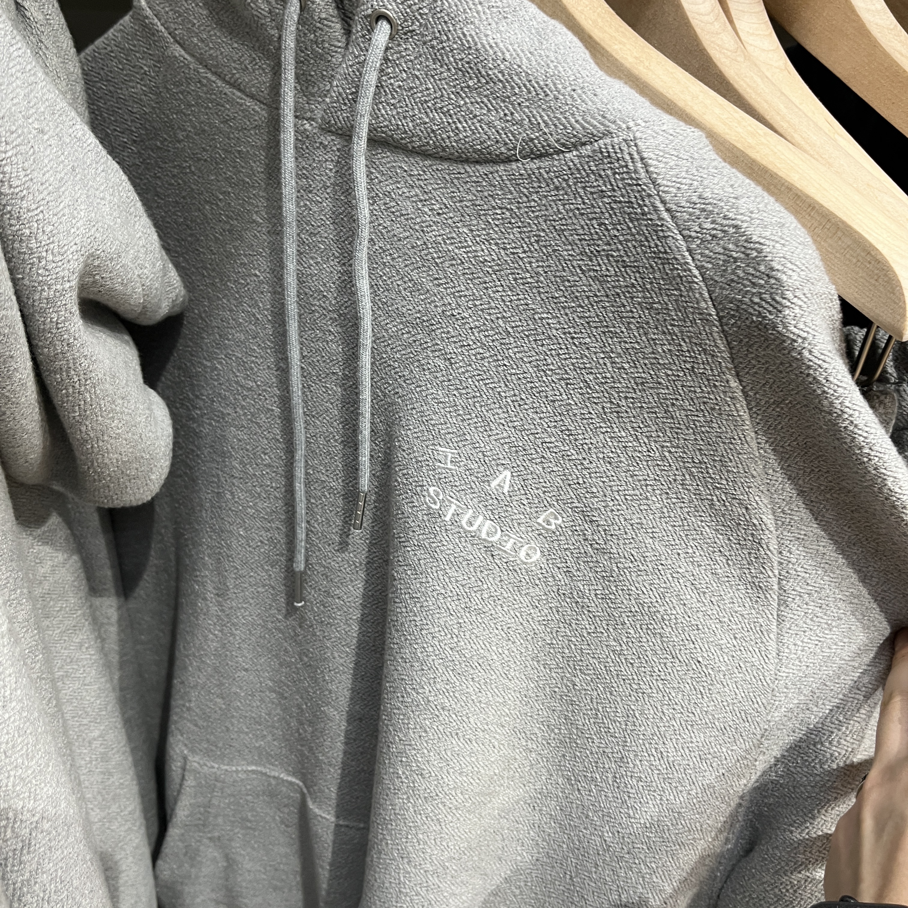 IAB Studio Herringbone Hoodie Gray White 착용 스타일