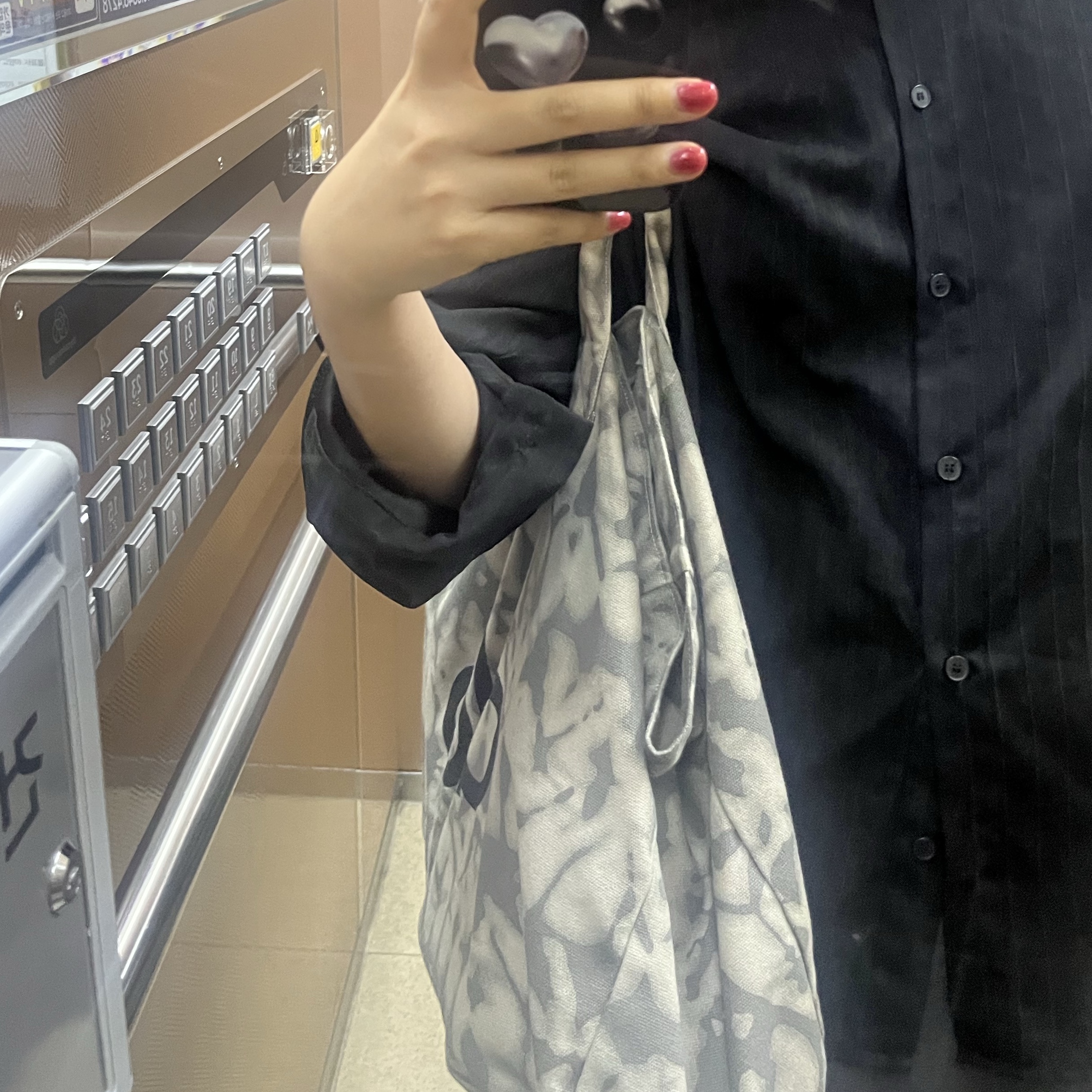 Alo Yoga Iconic Shopper Tote Bag Grey Tiedye 착용 스타일