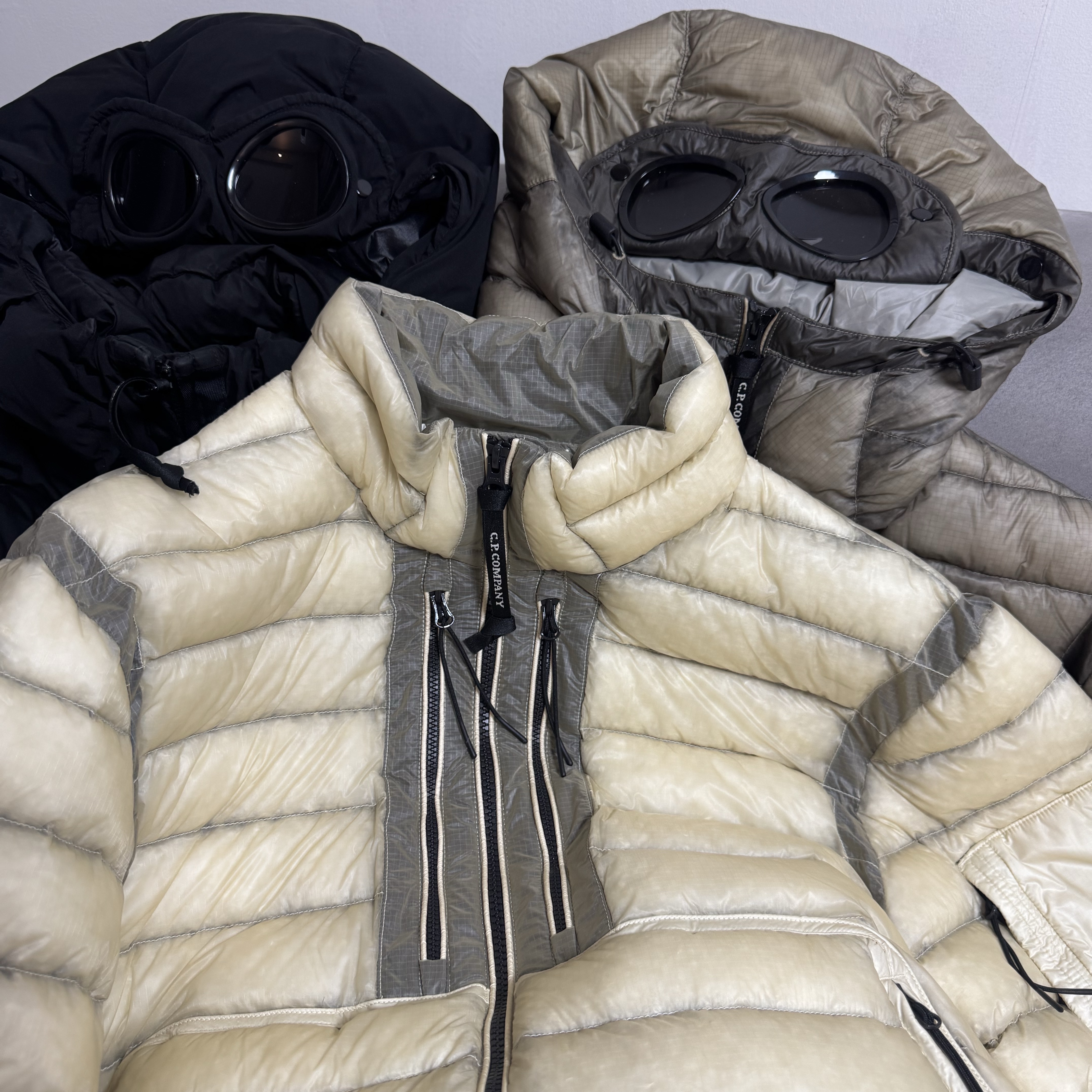C.P. Company D.D. Shell Goggle Down Jacket Pistachio Shell Beige - 25FW, C.P. Company D.D. Shell Goggle Down Jacket Vintage Khaki Beige - 24FW 착용 스타일 - 1