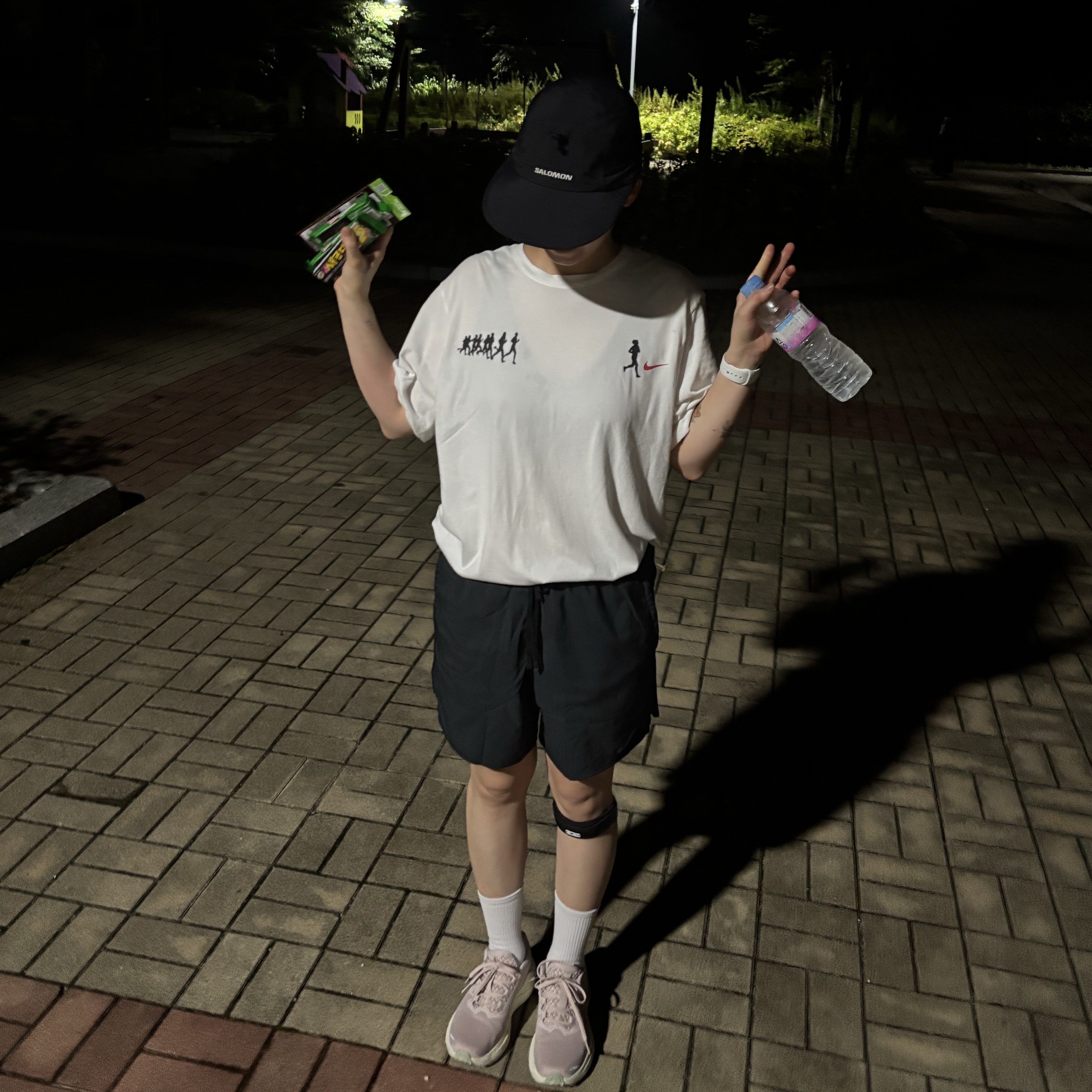 Salomon Current Sun Block Cap Black, Nike Dri-Fit Stride 5 Inch Brief Lined Running Shorts Black - Asia 착용 스타일 - 2