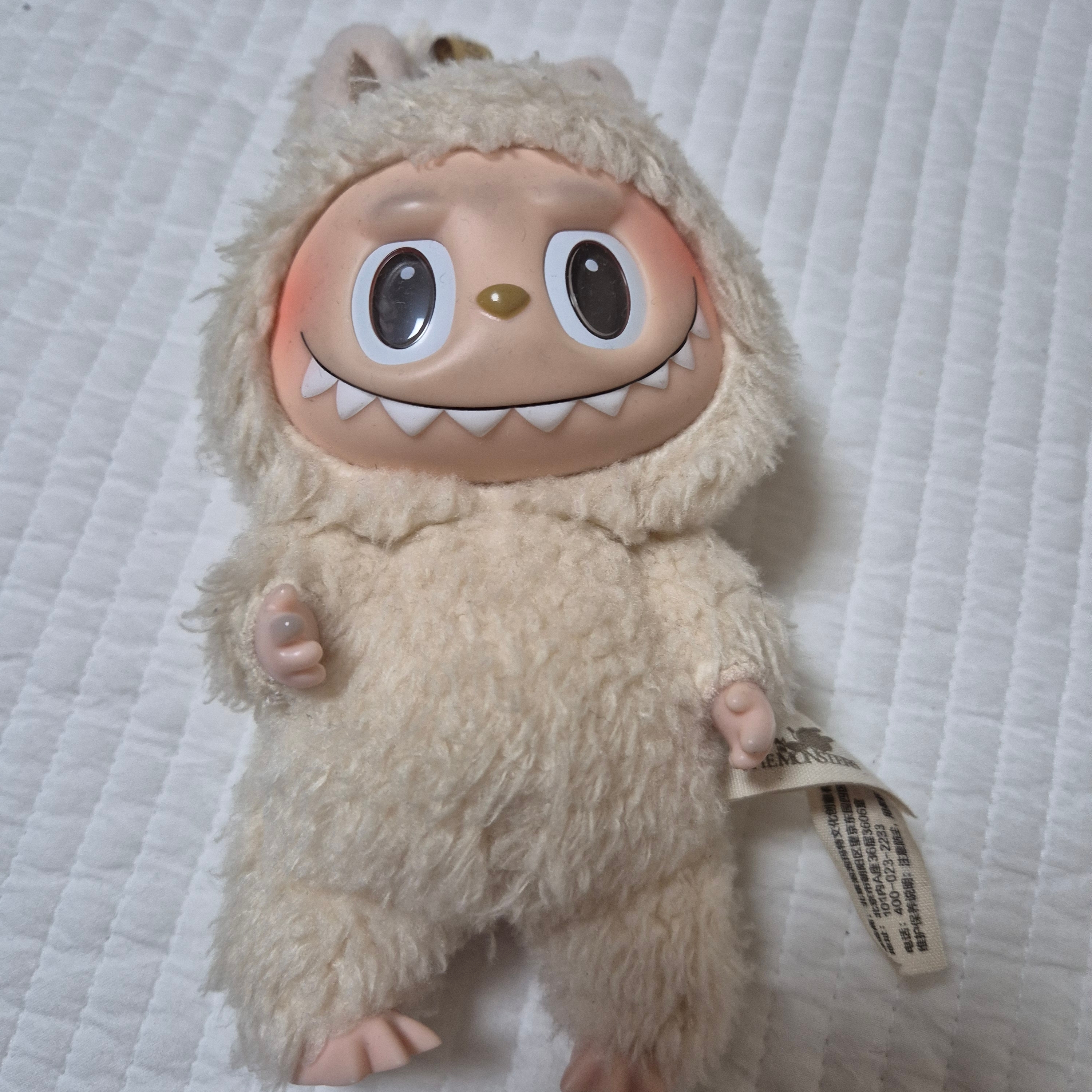 Pop Mart Labubu The Monsters Labubu Tasty Macarons Series Soymilk Keyring 착용 스타일
