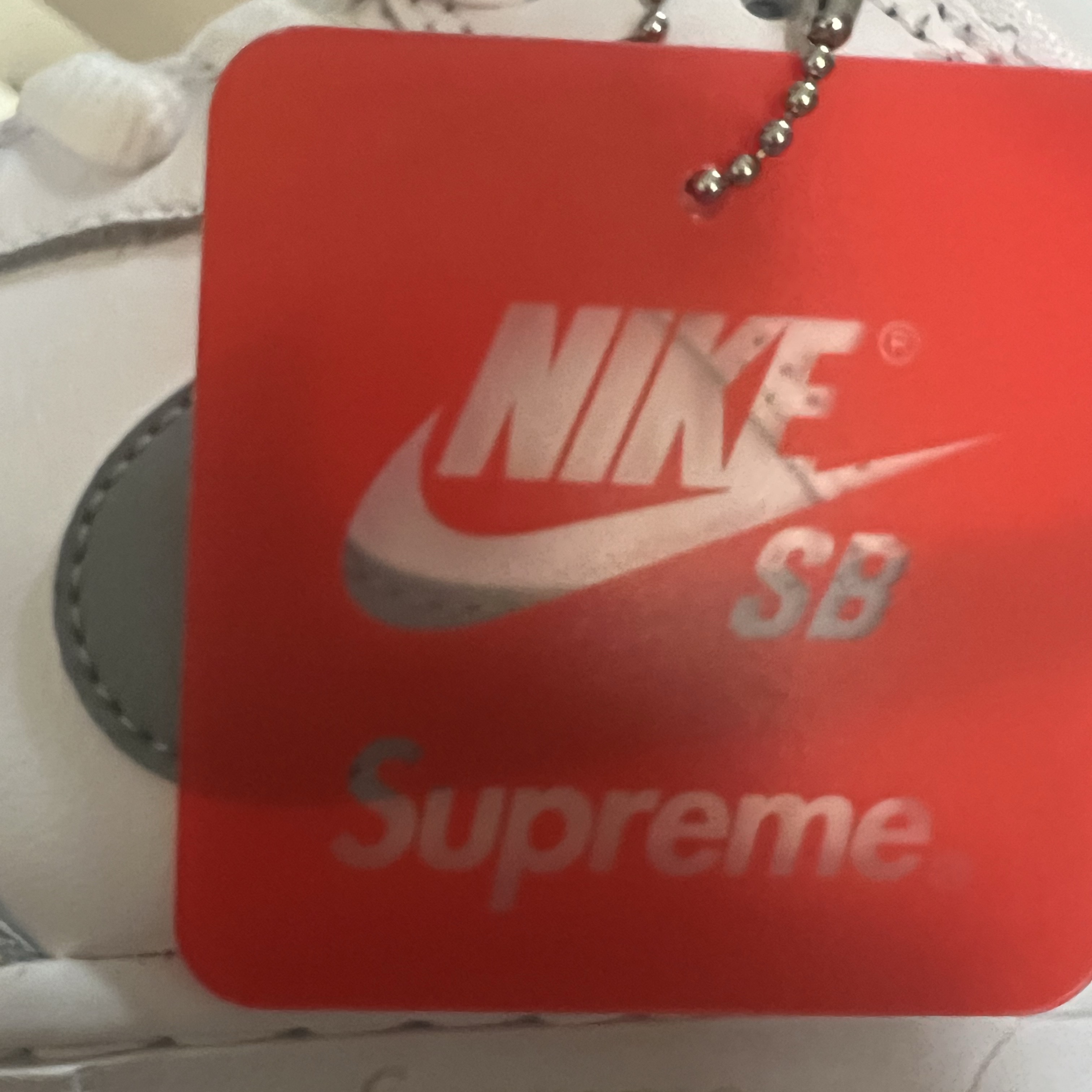 Nike x Supreme SB Dunk Low White 착용 스타일 - 3