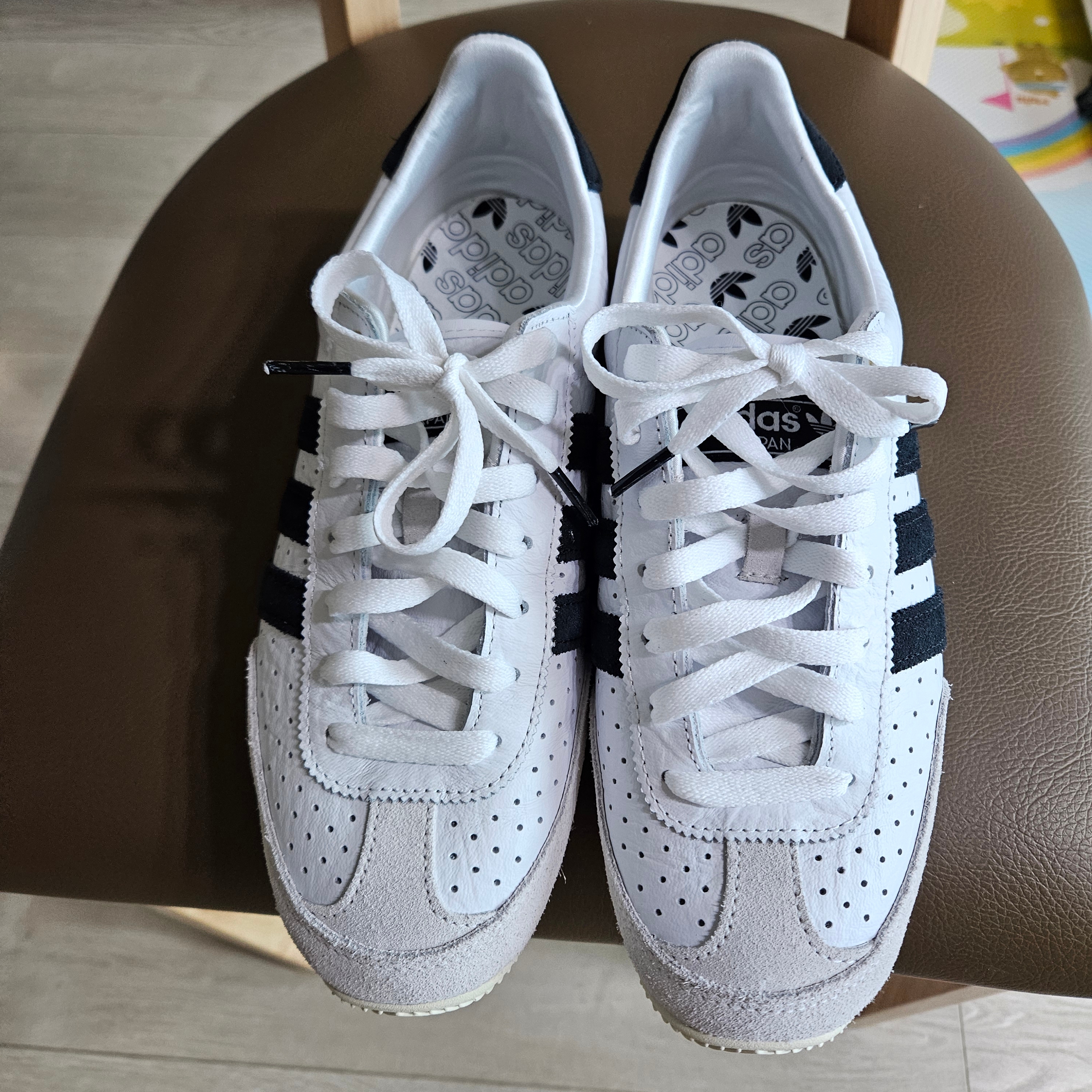 (W) Adidas Japan Cloud White Core Black 착용 스타일 - 1
