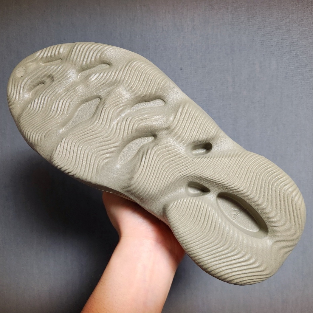 Adidas Yeezy Foam RNNR Stone Salt 착용 스타일 - 3