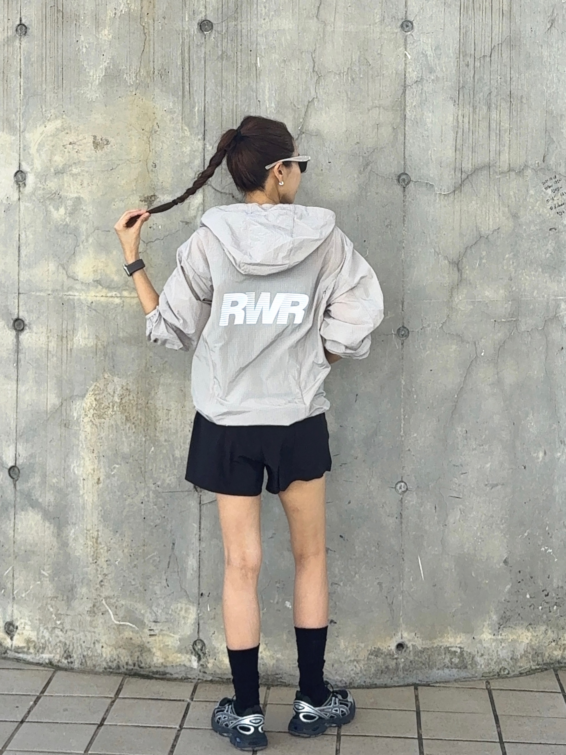 [KREAM 단독] runwhither Windbreaker Jacket V2 Gray, [KREAM 단독] runwhither Womens 3inch Shorts Black 착용 스타일 - 2