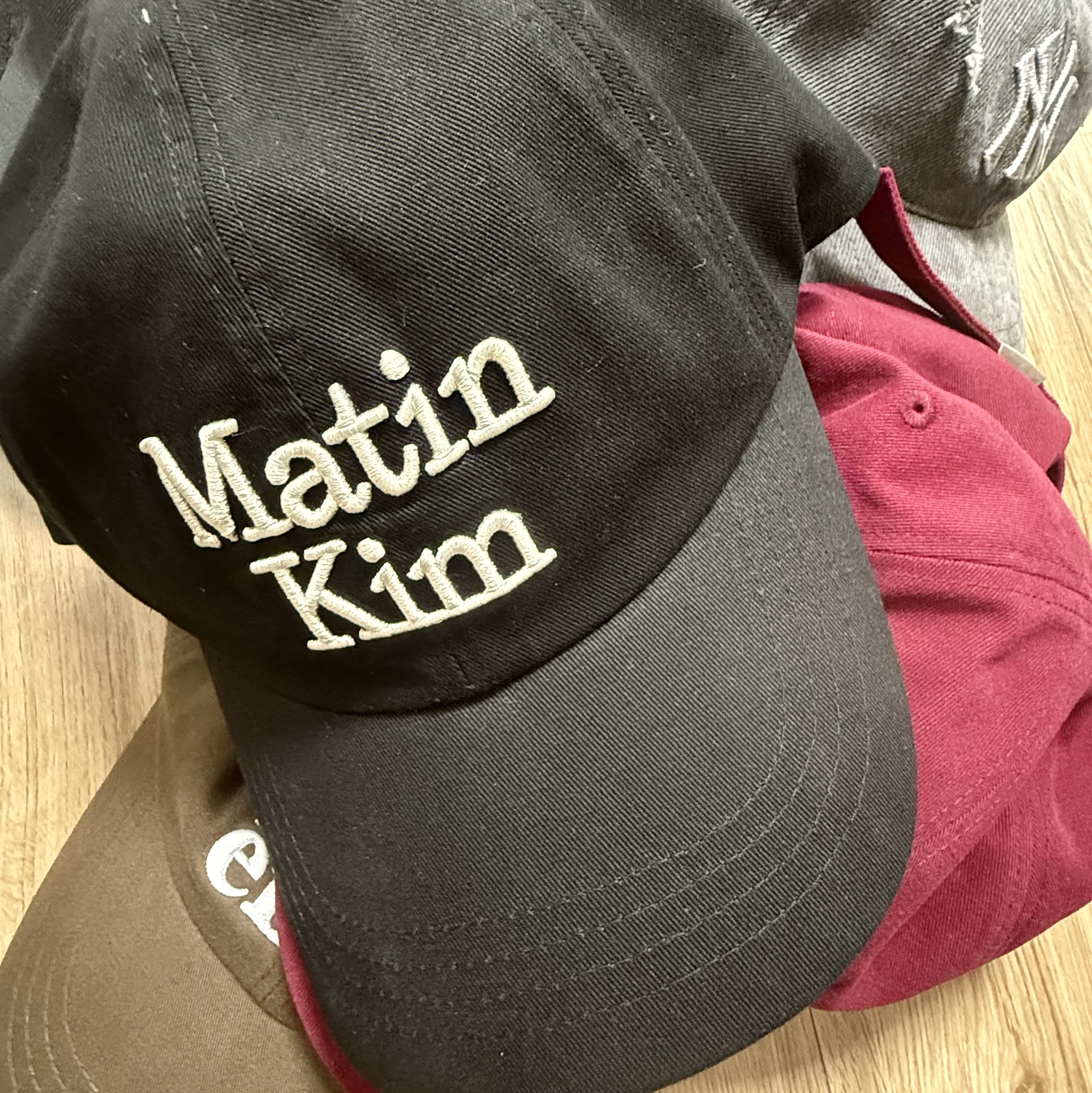 Matin Kim Matin Volume Logo Ball Cap Black 착용 스타일
