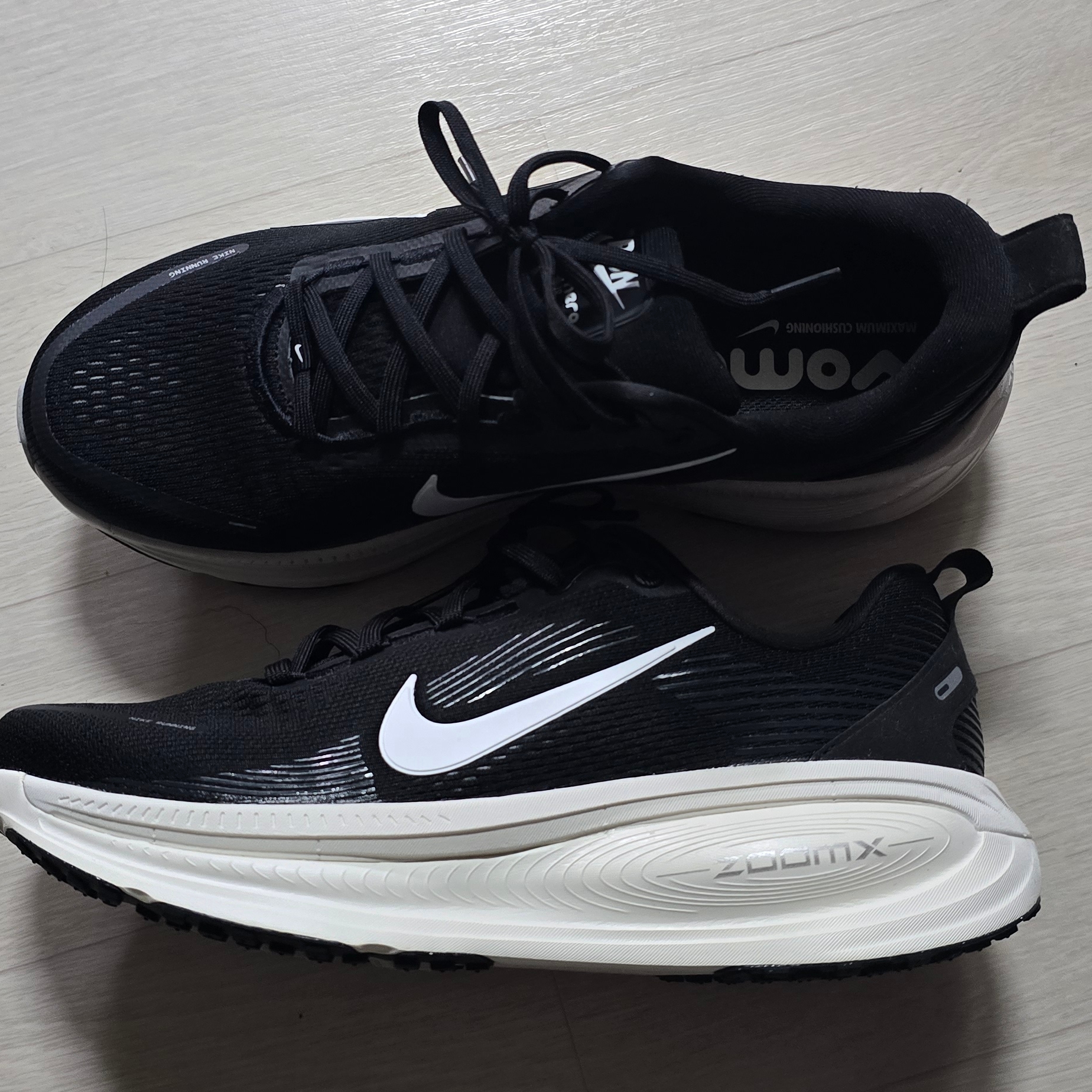 Nike Vomero 18 Black Coconut Milk 착용 스타일