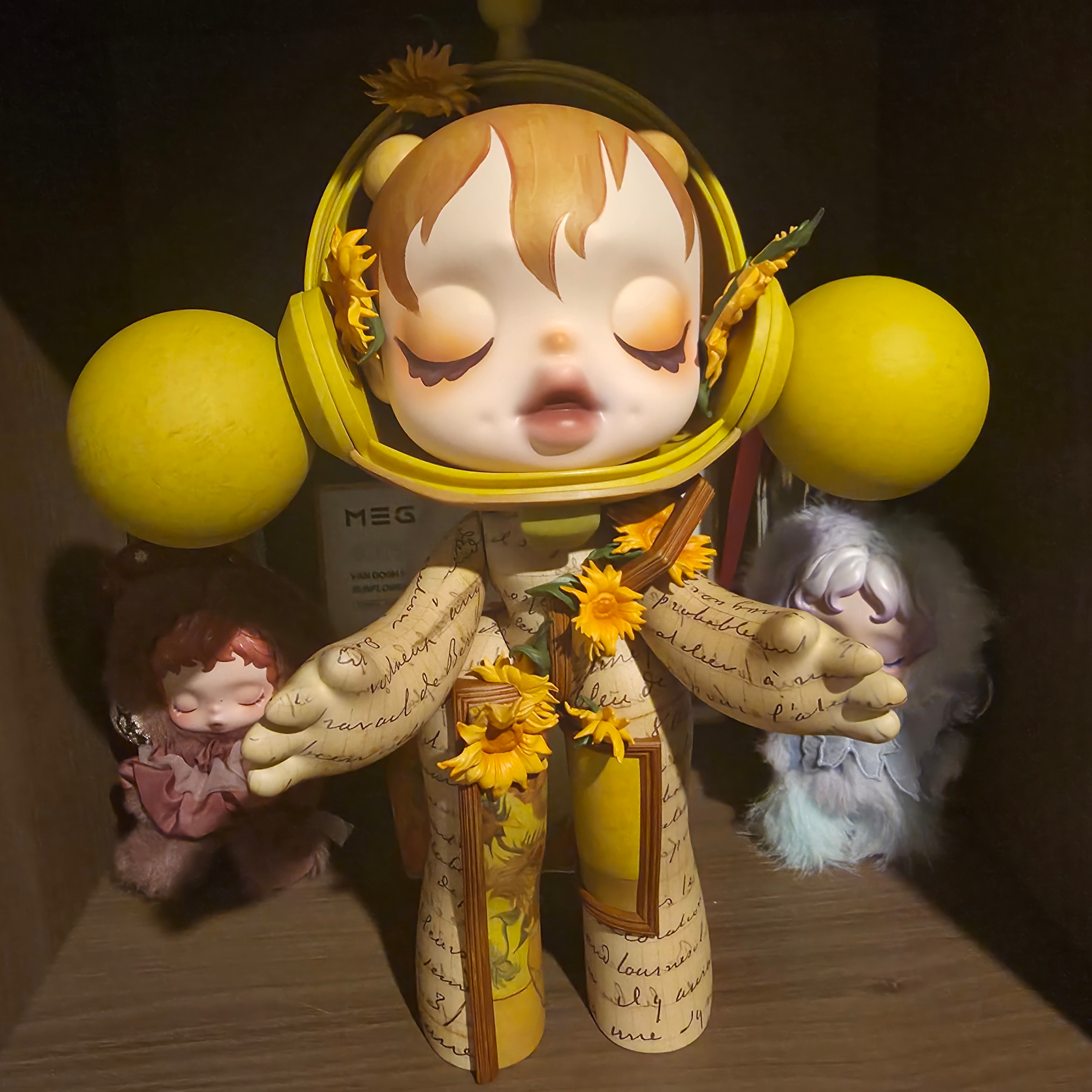 Pop Mart Skullpanda Van Gogh Museum Sunflowers 400% 착용 스타일