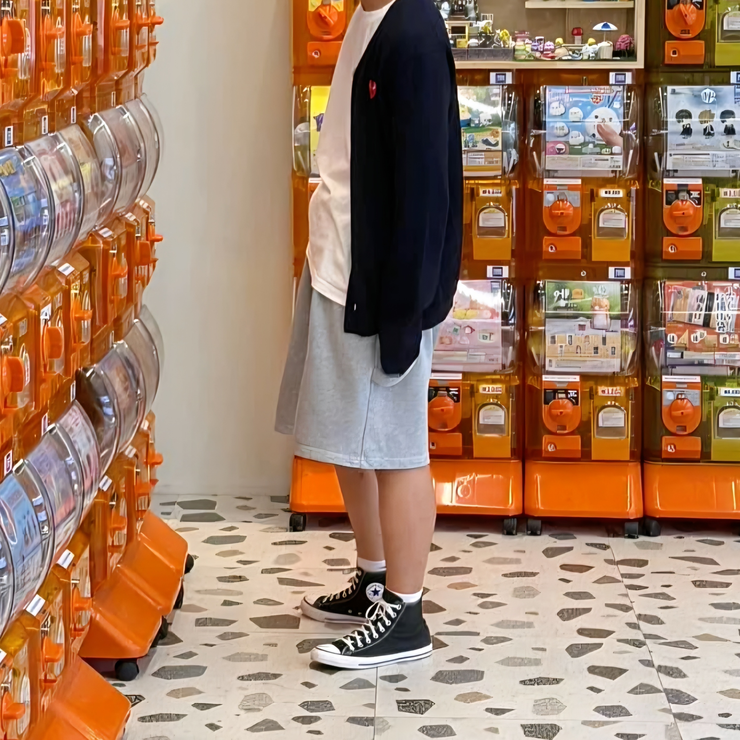 Play Comme des Garcons Red Heart Knit Cardigan Navy, Converse Chuck Taylor All Star Hi Black 착용 스타일 - 1