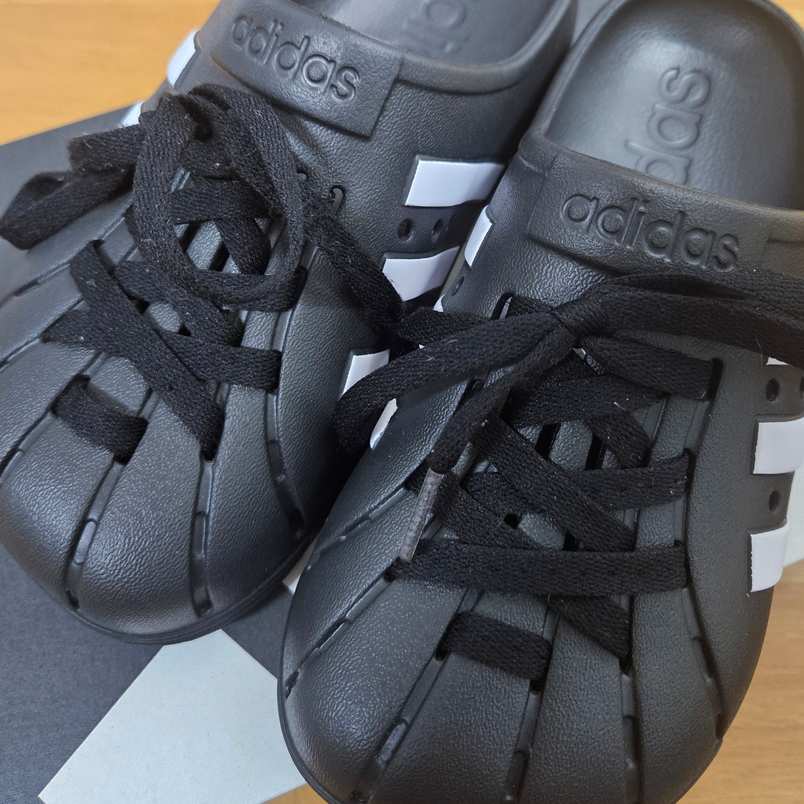 Adidas Adilette Clog Black White 착용 스타일