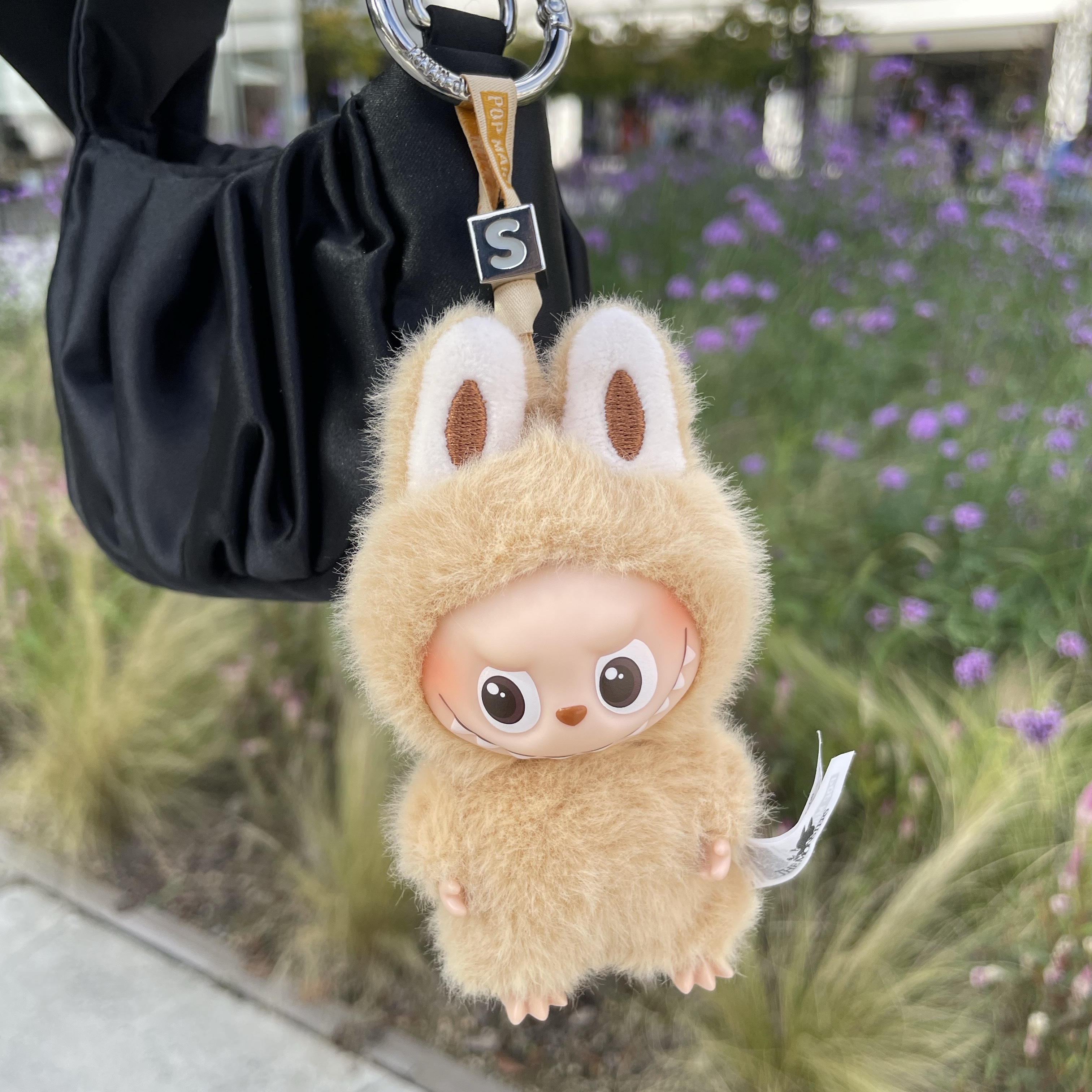 Pop Mart Labubu The Monsters Pin For Love Series Vinyl Plush Pendant (N-Z) S (Opened Case), & Other Stories Nano Satin Bow Bag Black 착용 스타일 - 1
